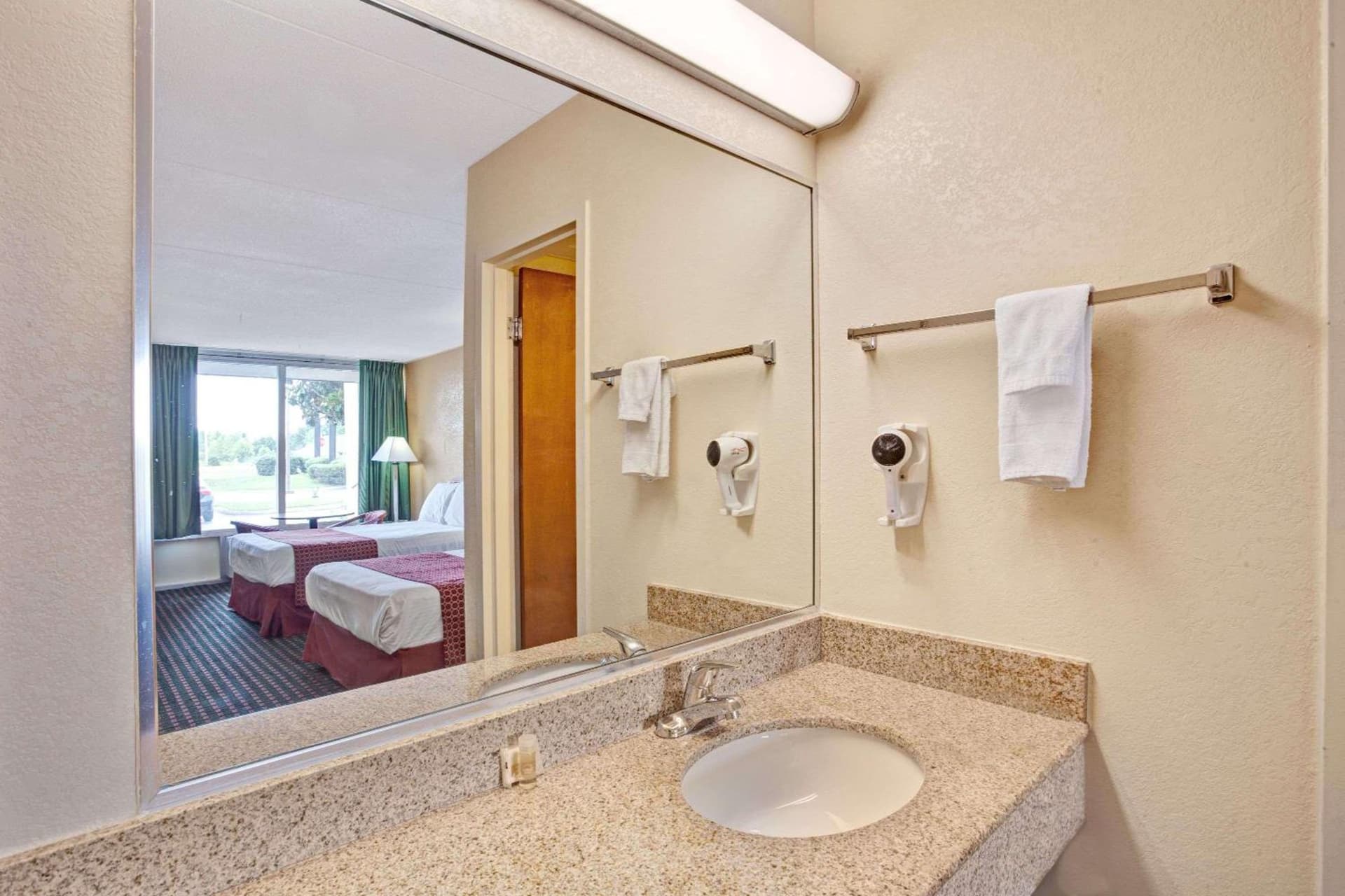 Days Inn by Wyndham Clarksville TN gallery photo in Clarksville, TN — image 9