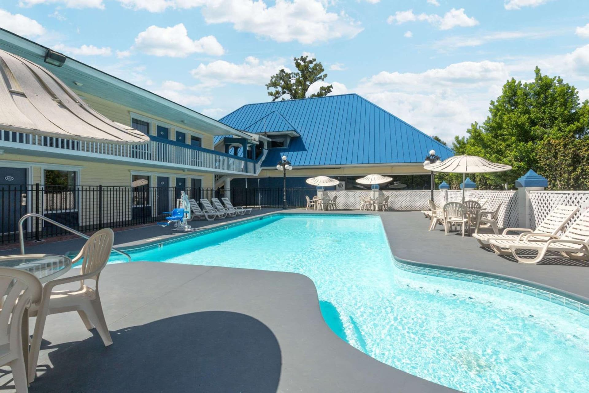 Days Inn by Wyndham Savannah Airport interior in Savannah, GA — gallery photo 2