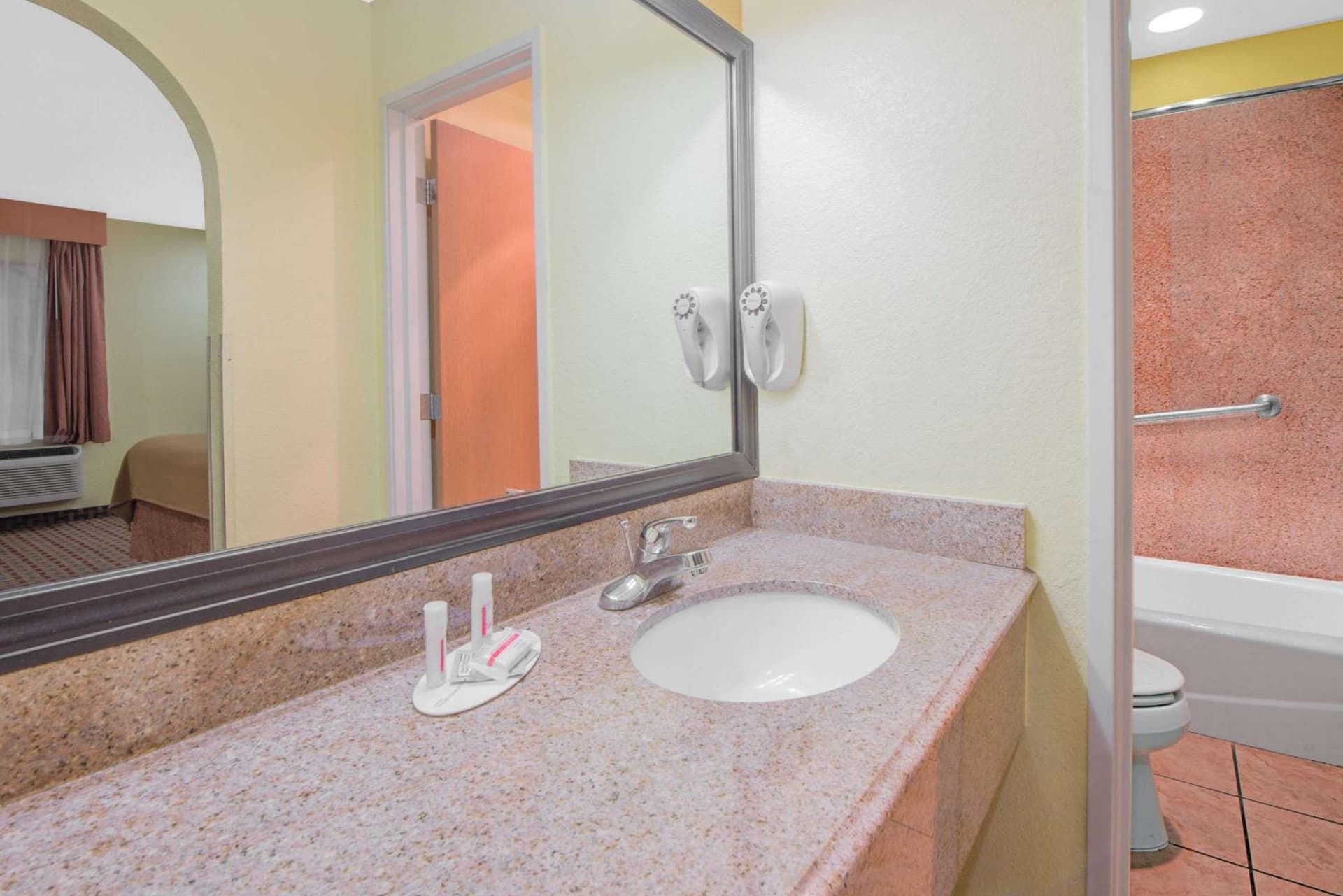 Days Inn by Wyndham Lubbock South gallery photo in Lubbock, TX — image 14