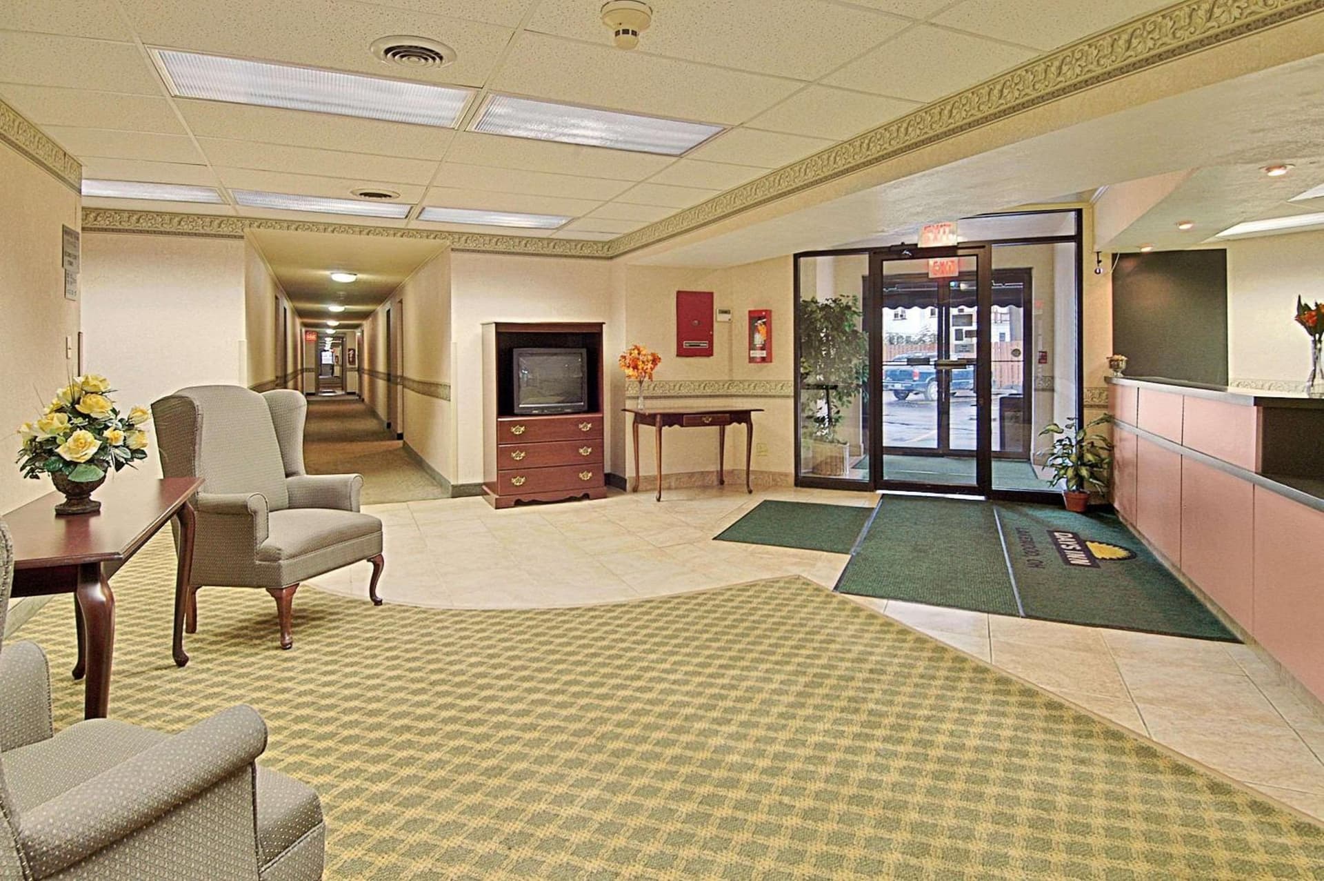 Days Inn by Wyndham Cleveland Lakewood interior in Lakewood, OH — gallery photo 2
