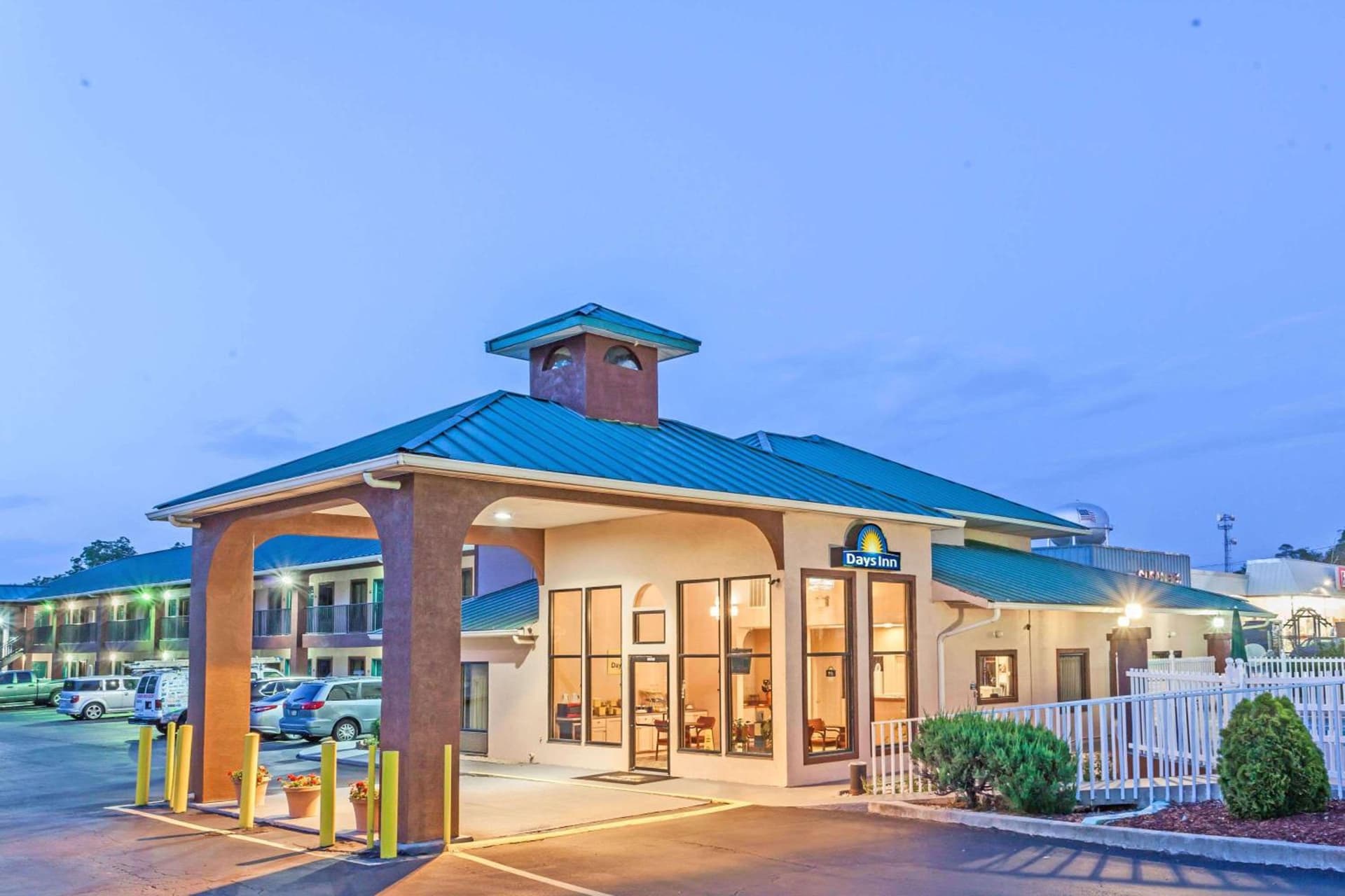 Days Inn by Wyndham Jackson interior in Jackson, GA — gallery photo 2