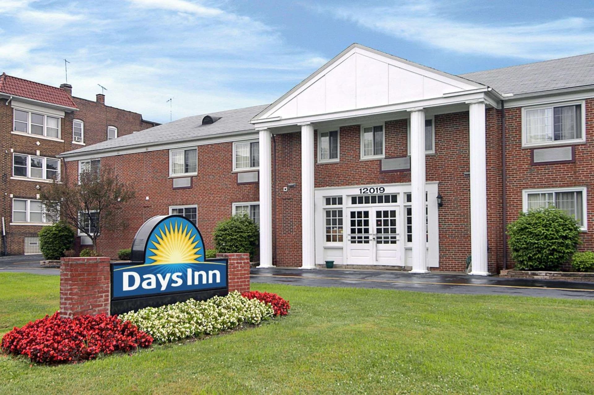 Days Inn by Wyndham Cleveland Lakewood featured exterior or lobby in Lakewood, OH — similar hotel