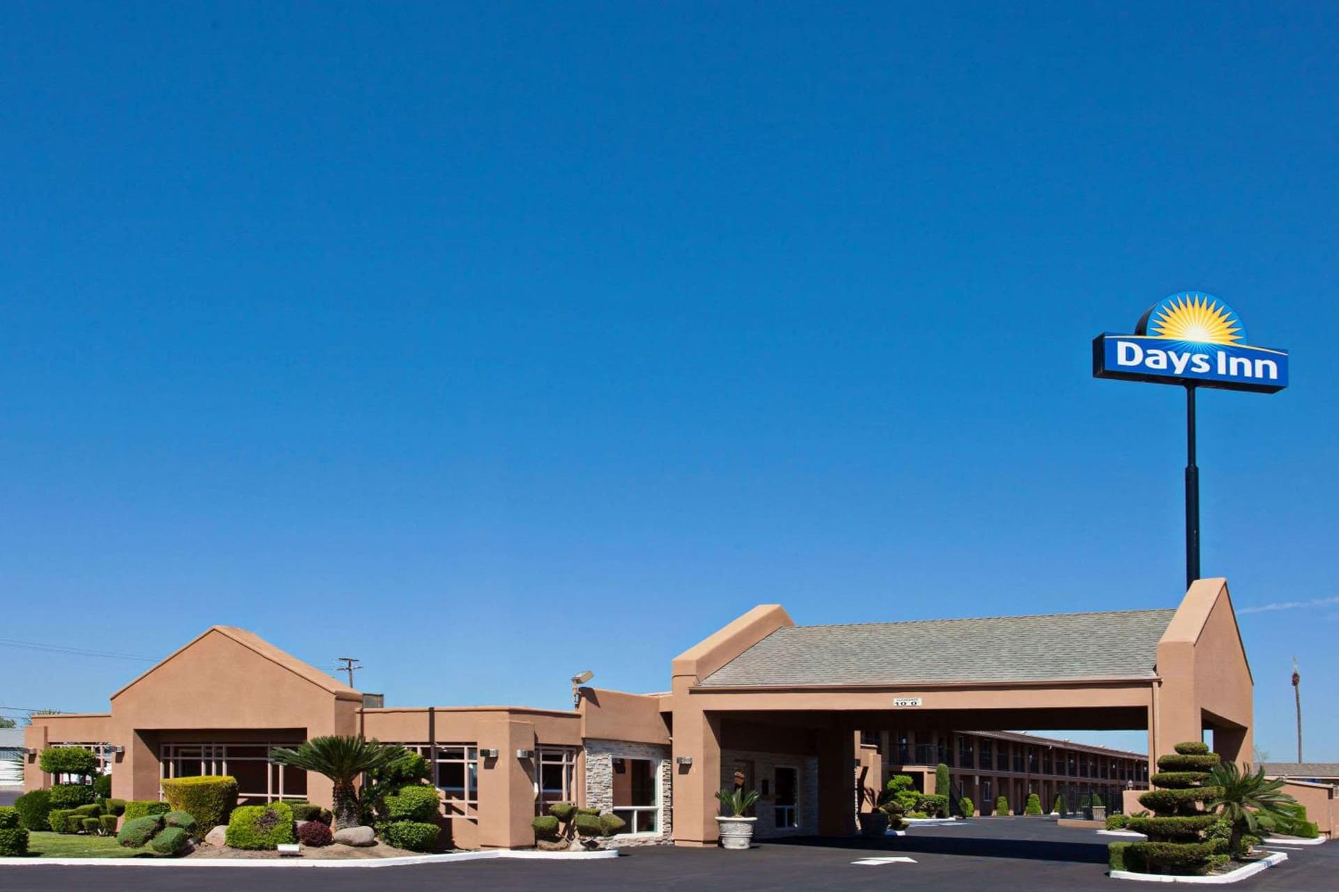 Days Inn by Wyndham Chowchilla Gateway to Yosemite interior in Chowchilla, CA — gallery photo 2