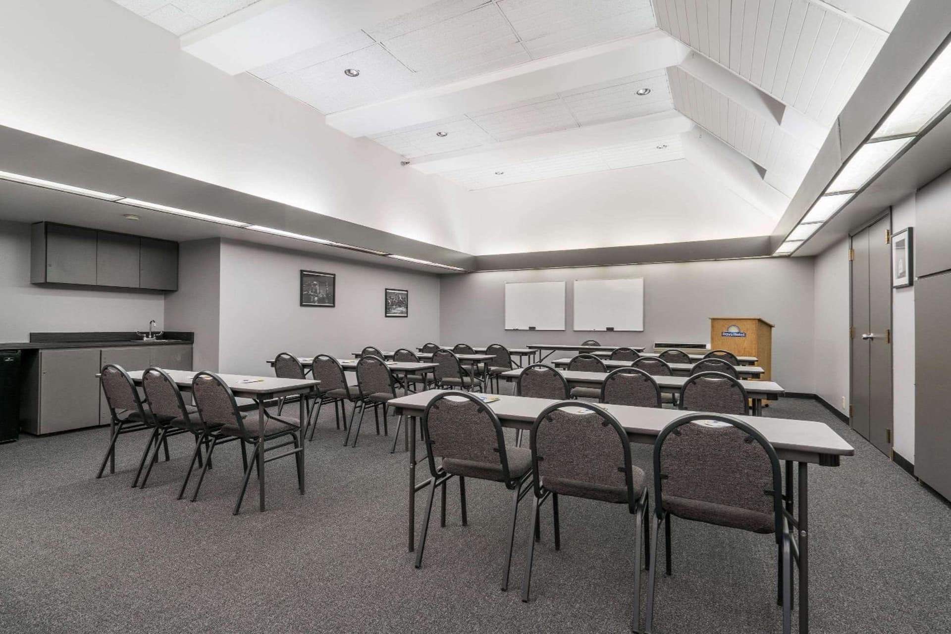 Days Hotel by Wyndham University Ave SE gallery photo in Minneapolis, MN — image 4