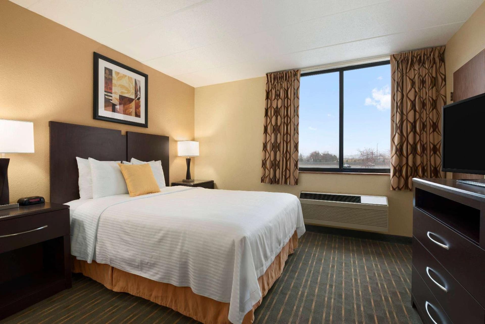 Days Hotel by Wyndham University Ave SE interior in Minneapolis, MN — gallery photo 2