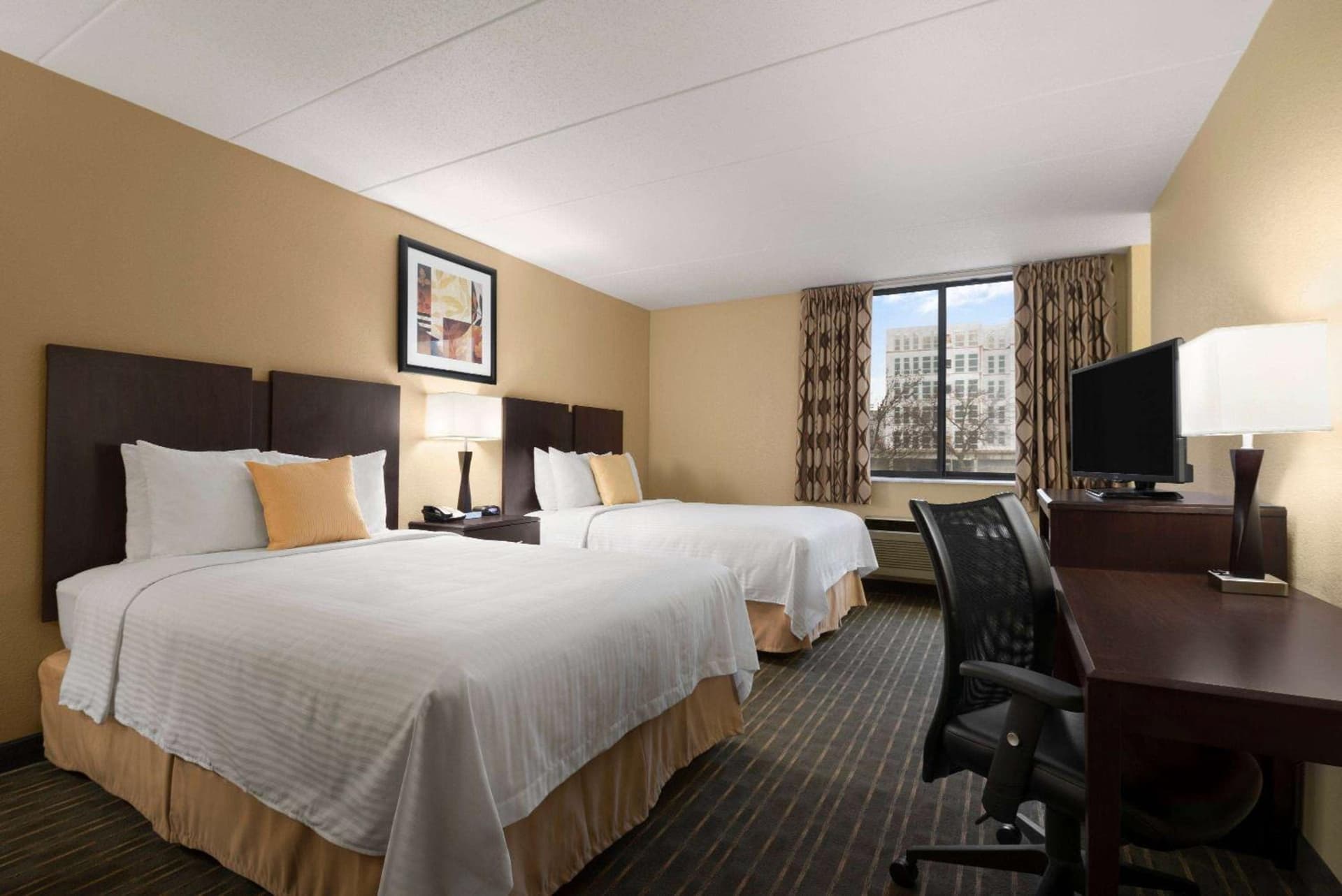 Days Hotel by Wyndham University Ave SE property views in Minneapolis, MN — gallery photo 3