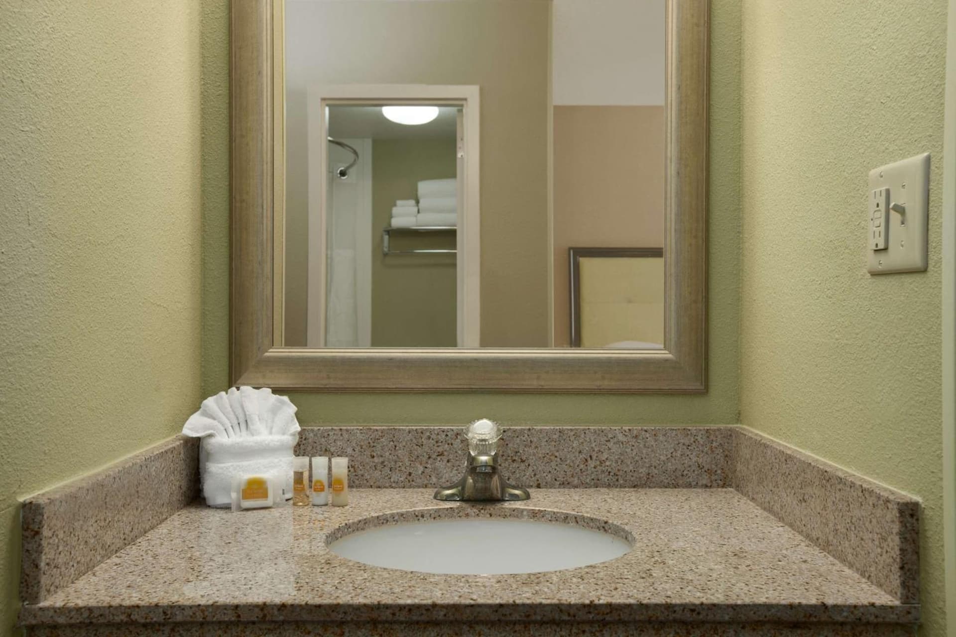Days Inn by Wyndham Baltimore Inner Harbor gallery photo in Baltimore, MD — image 25