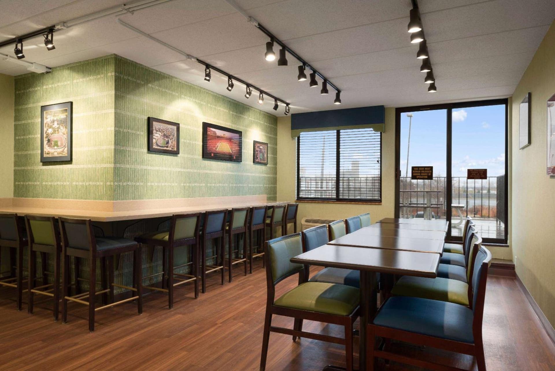 Days Hotel by Wyndham University Ave SE gallery photo in Minneapolis, MN — image 18