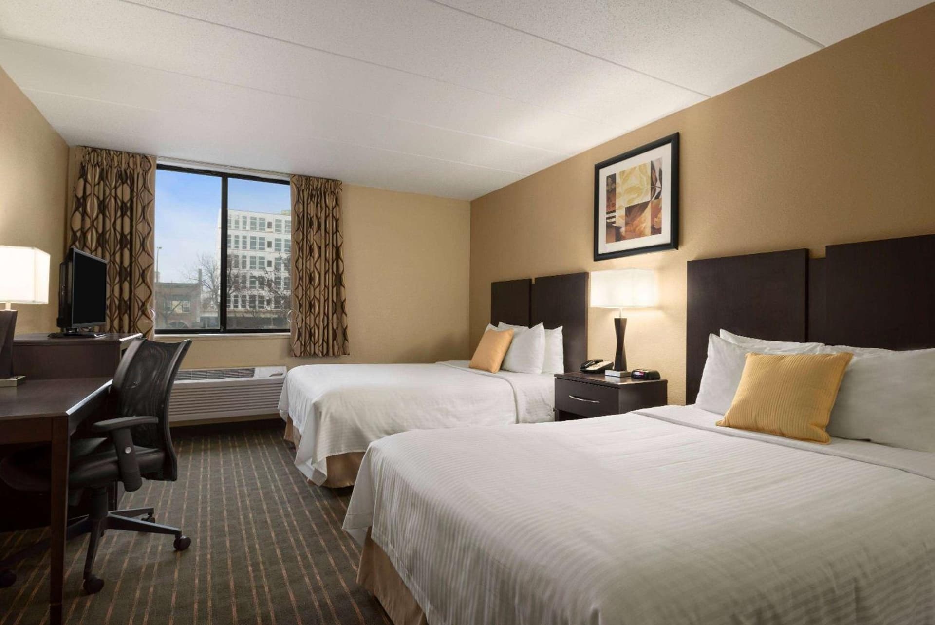 Days Hotel by Wyndham University Ave SE interior in Minneapolis, MN — gallery photo 2