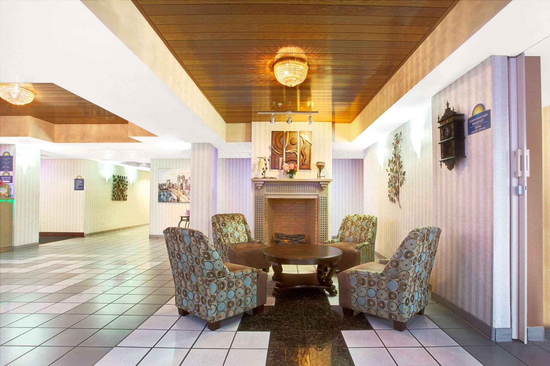 Days Inn & Suites by Wyndham Ridgeland interior in Ridgeland, MS — gallery photo 2