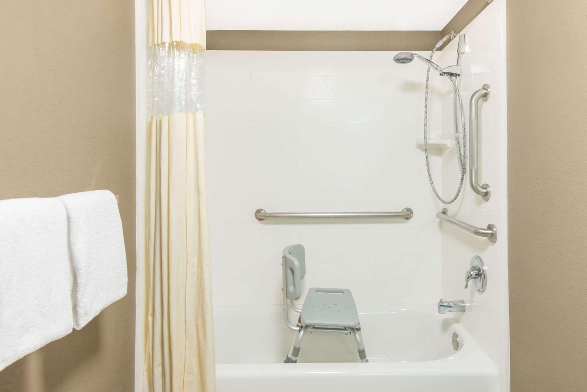 Days Inn by Wyndham Arlington Pentagon gallery photo in Arlington, VA — image 5