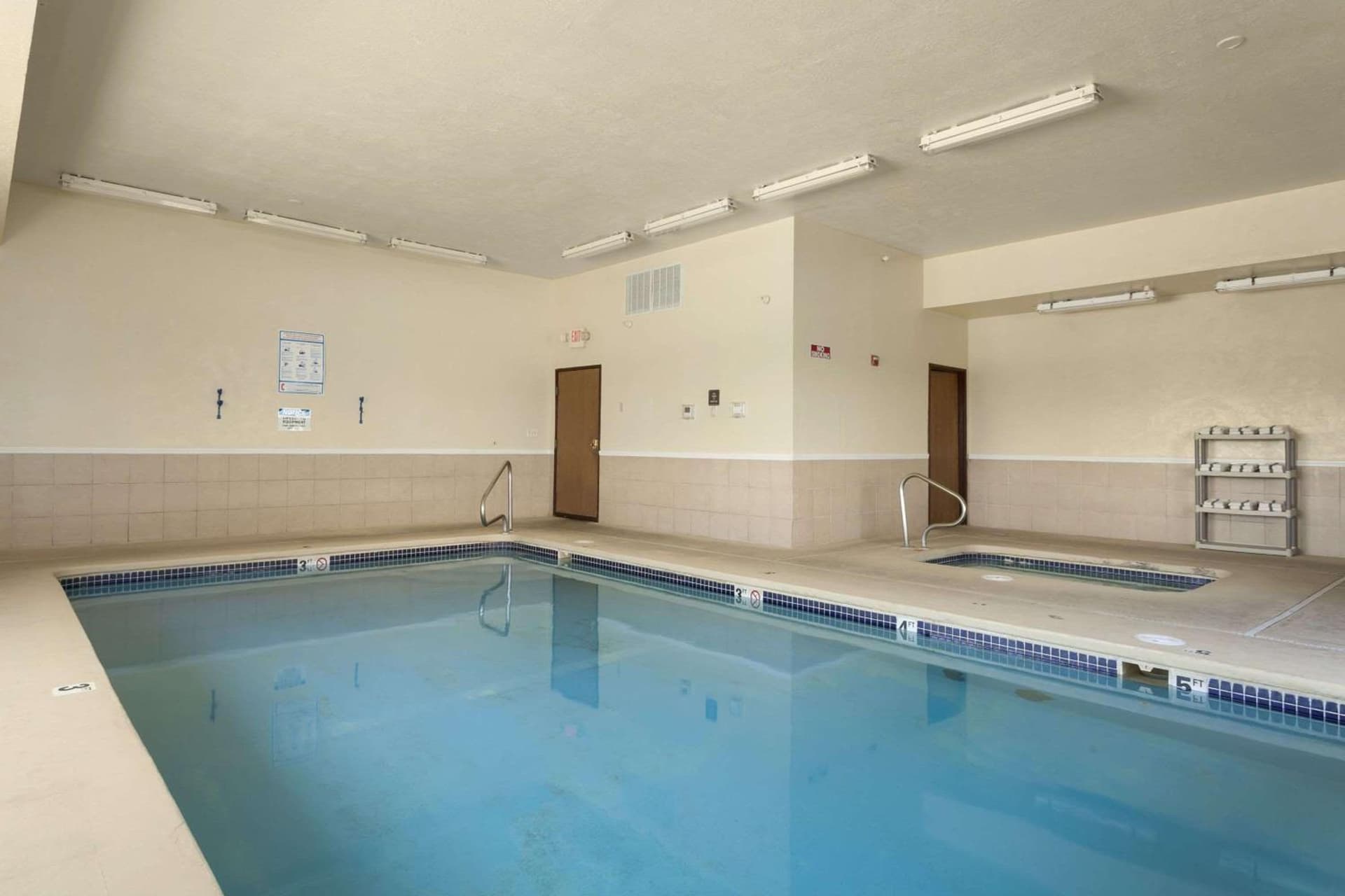 Days Inn by Wyndham Jefferson City property views in Jefferson City, MO — gallery photo 3