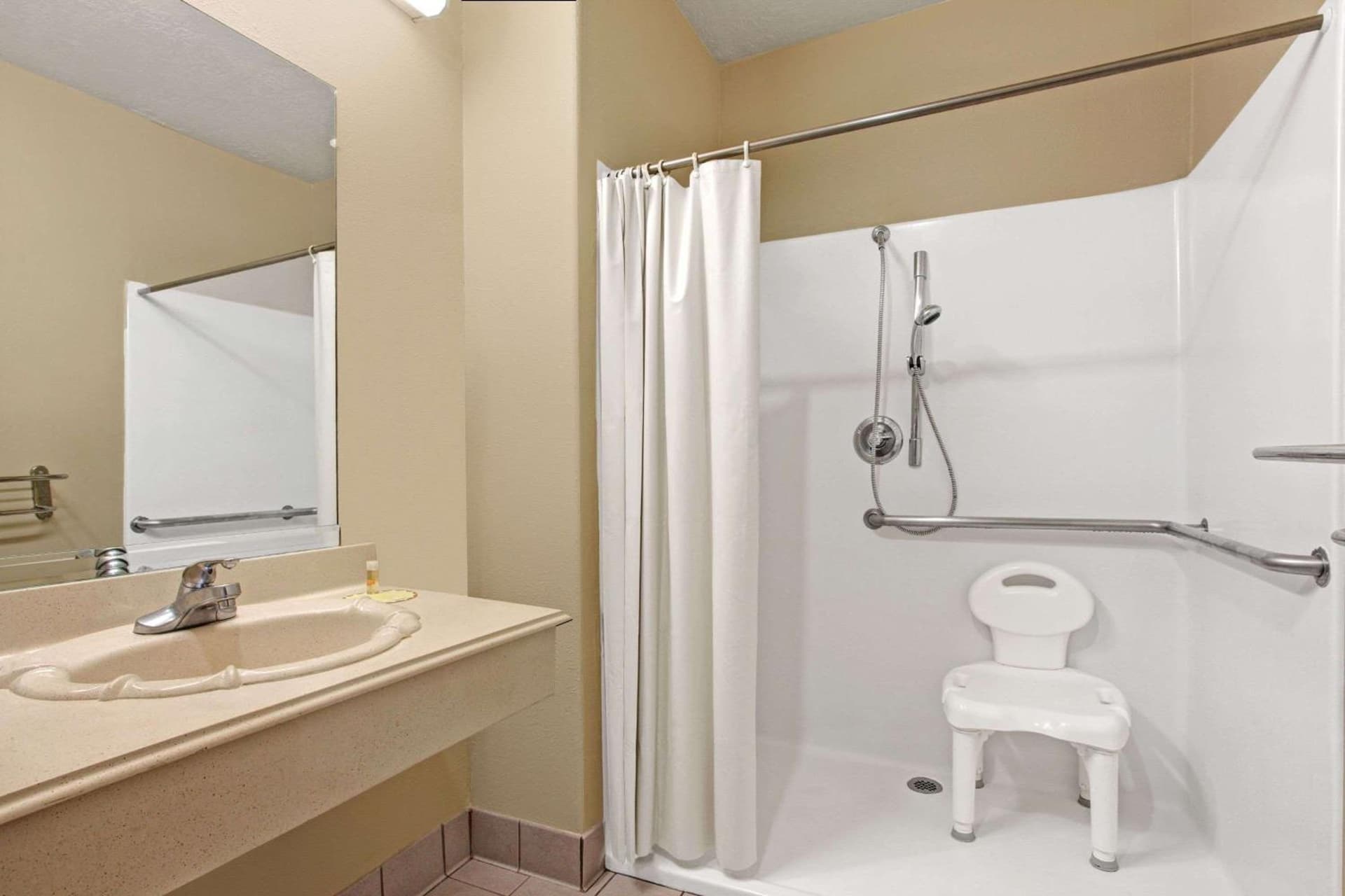 Days Inn & Suites by Wyndham Houston North - Spring property views in Westfield, TX — gallery photo 3