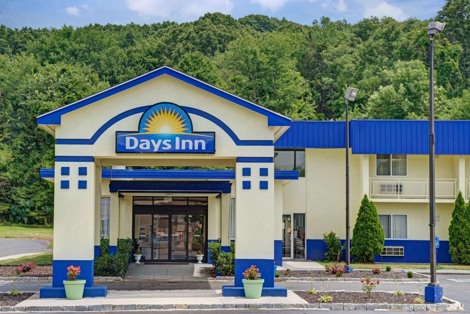 Days Inn by Wyndham Southington interior in Southington — gallery photo 2
