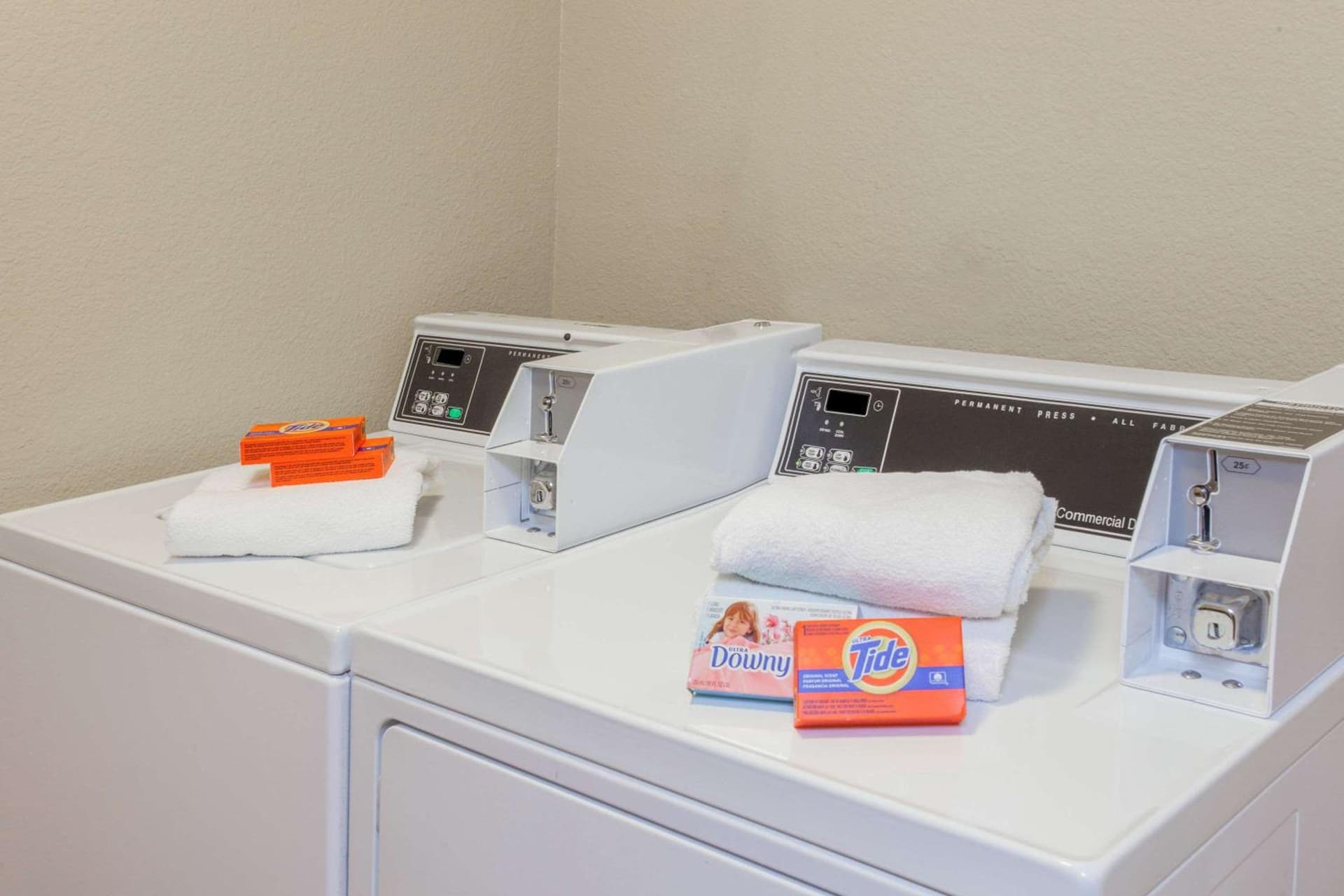 Days Inn by Wyndham Carlsbad interior in Carlsbad, CA — gallery photo 2