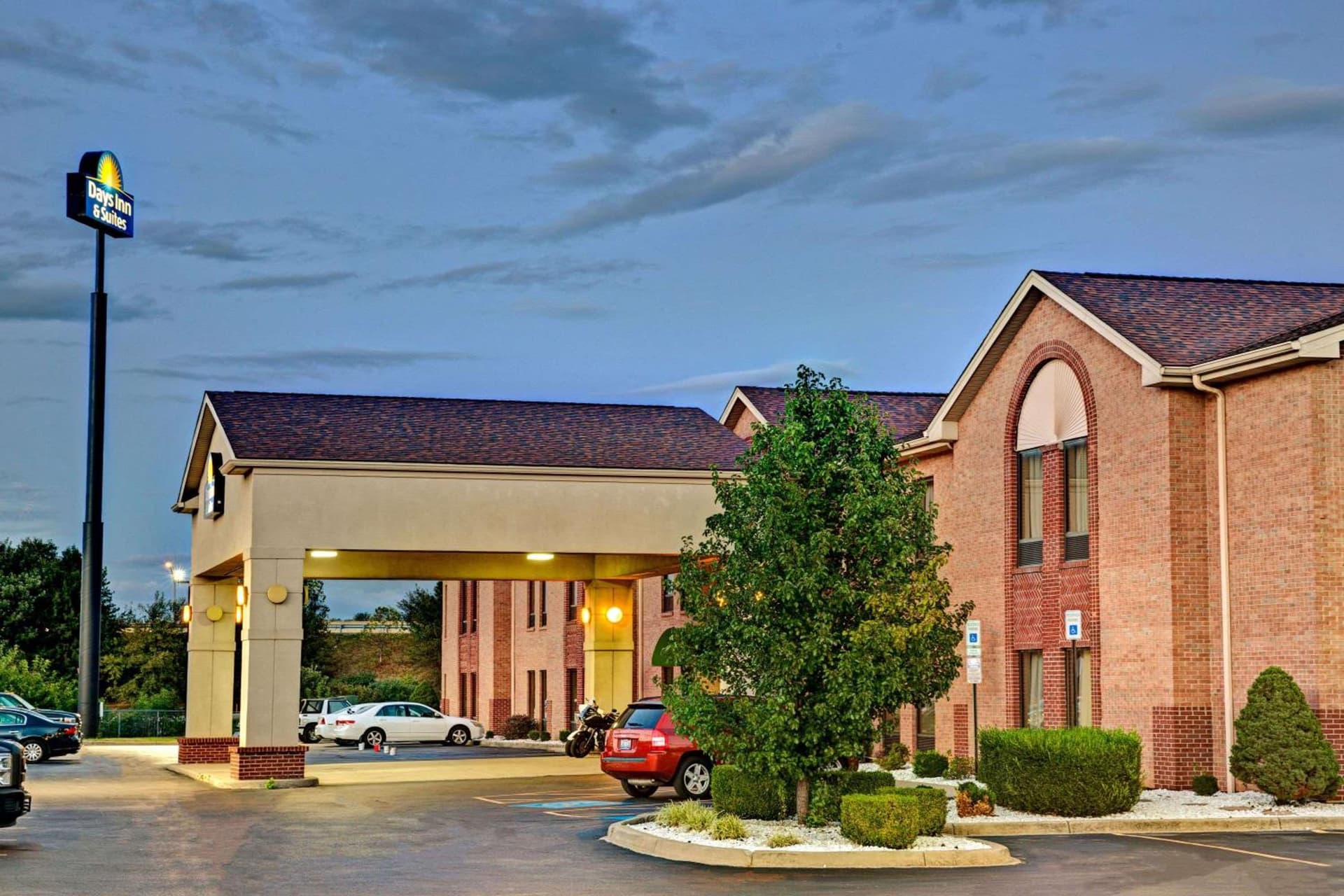 Days Inn & Suites by Wyndham Louisville SW interior in Louisville, KY — gallery photo 2