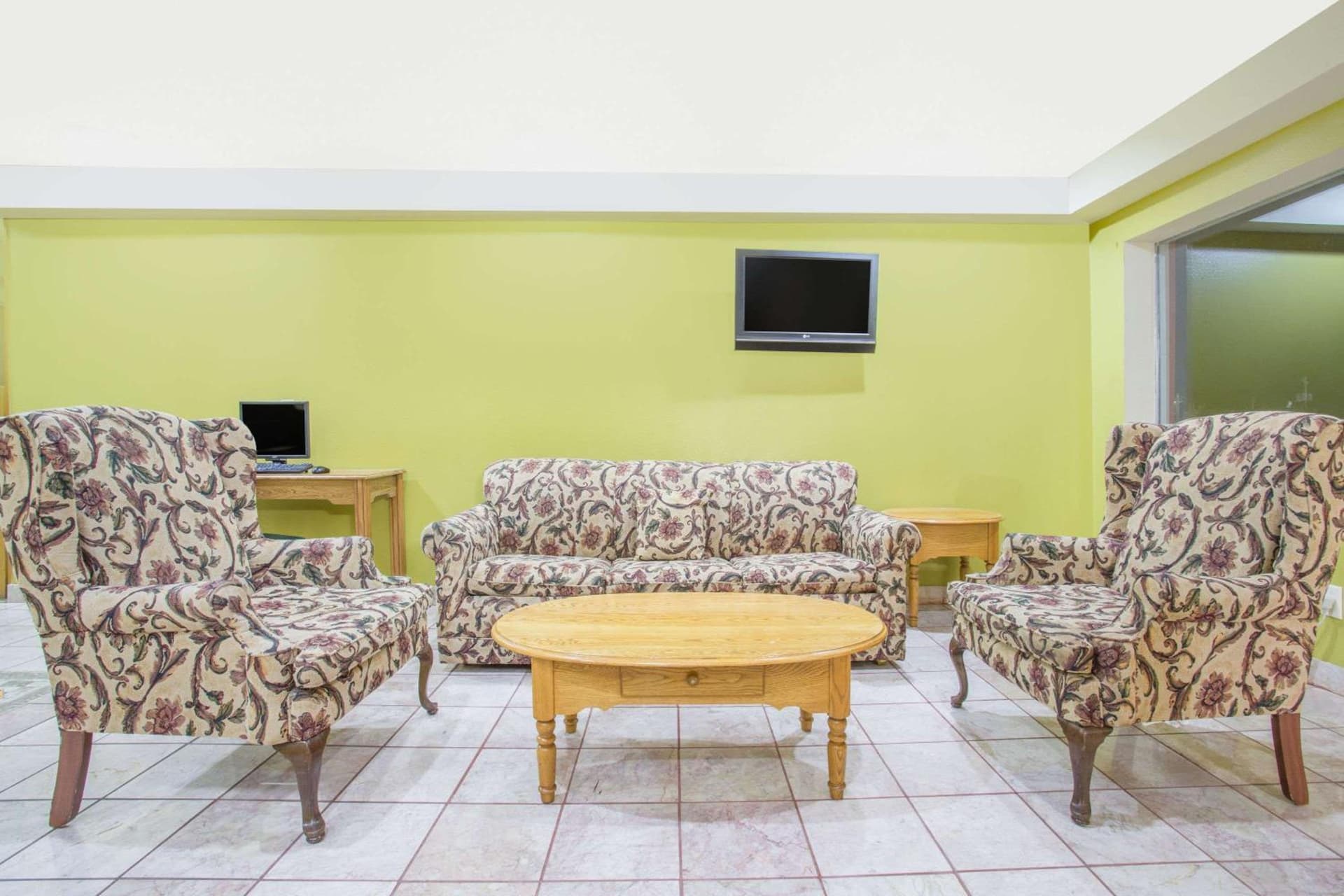 Days Inn by Wyndham Custer interior in Custer, SD — gallery photo 2
