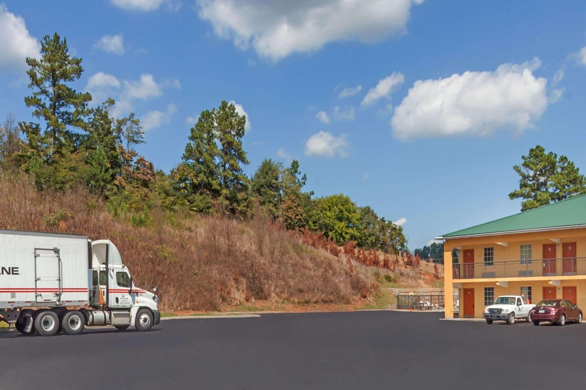 Days Inn by Wyndham Lenoir City interior in Lenoir City, TN — gallery photo 2