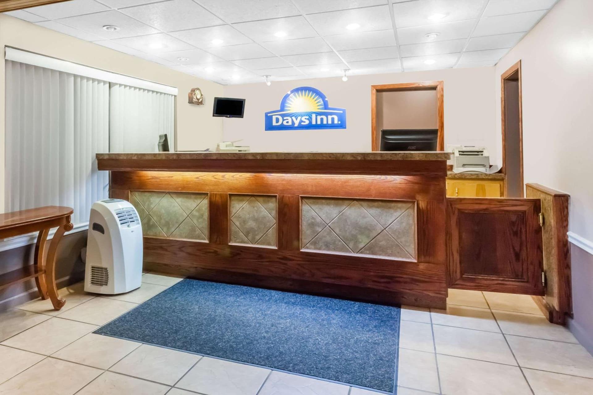Days Inn by Wyndham Tannersville interior in Tannersville — gallery photo 2