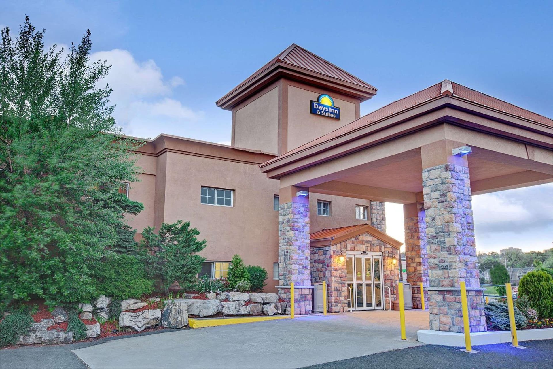 Days Inn by Wyndham Ridgefield NJ interior in Ridgefield, NJ — gallery photo 2