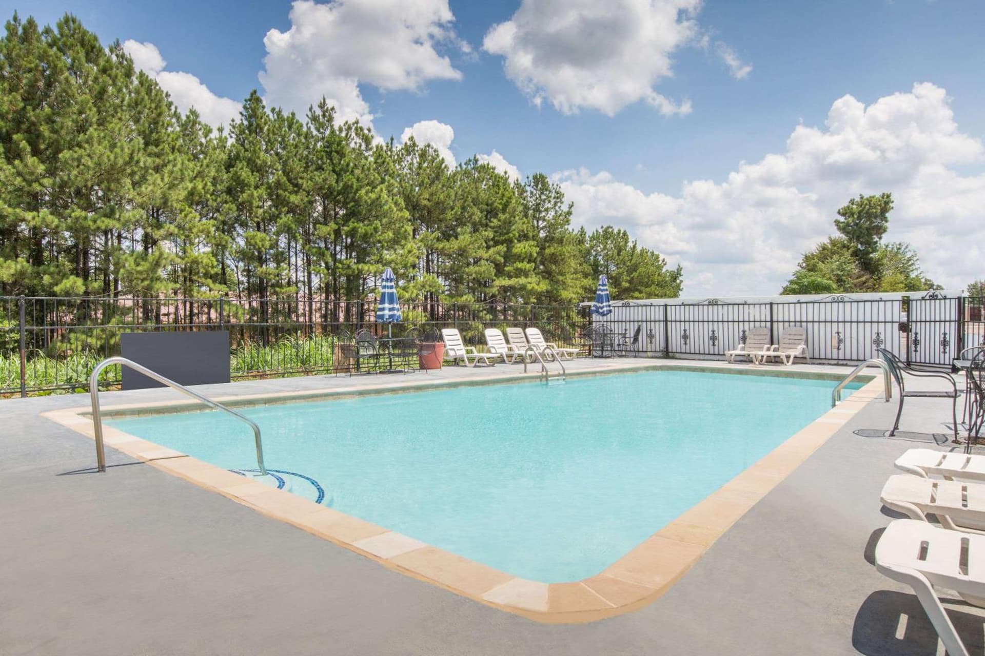 Executive Inn & Suites property views in Marshall, TX — gallery photo 3
