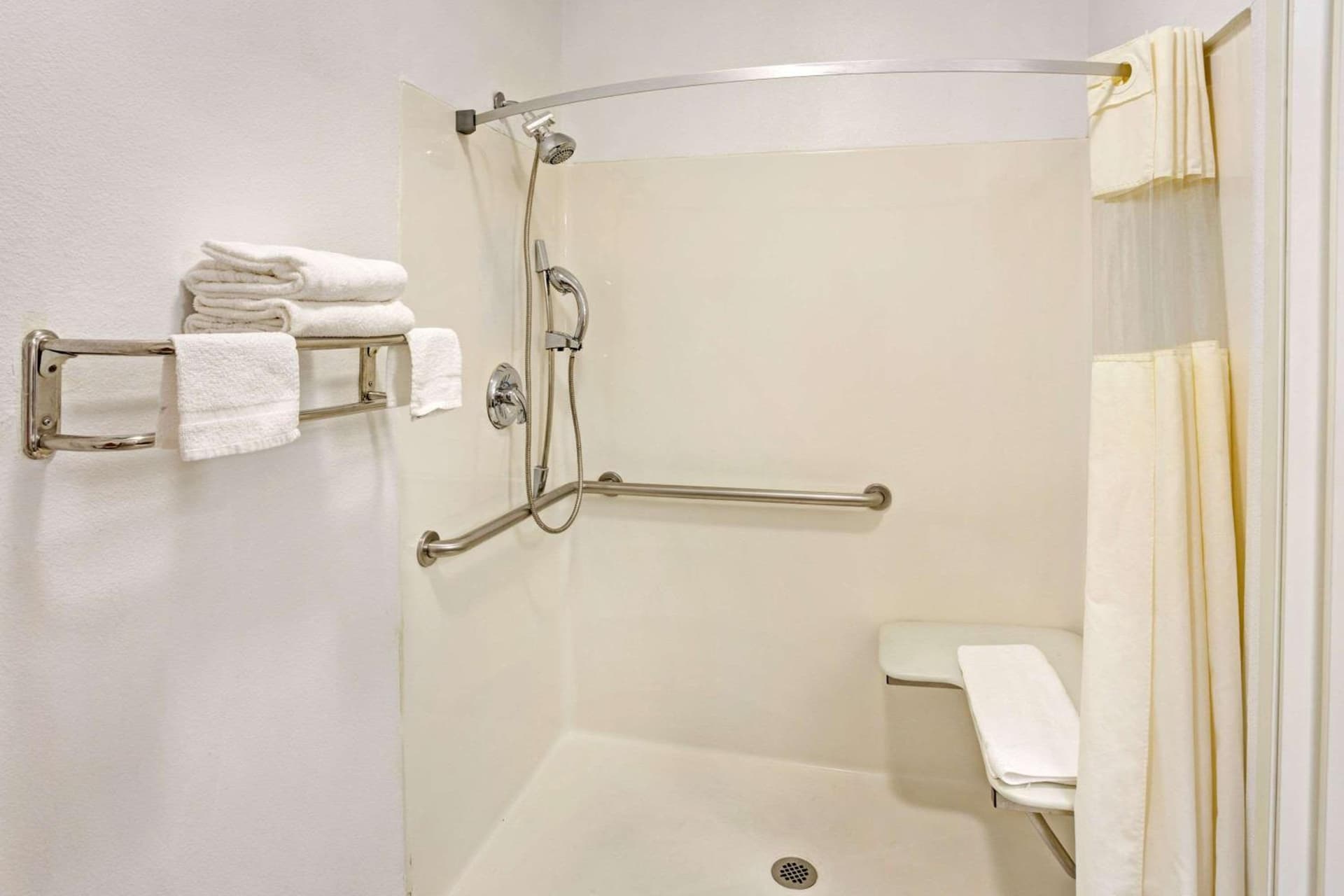 Days Inn & Suites by Wyndham Gresham gallery photo in Gresham, OR — image 7