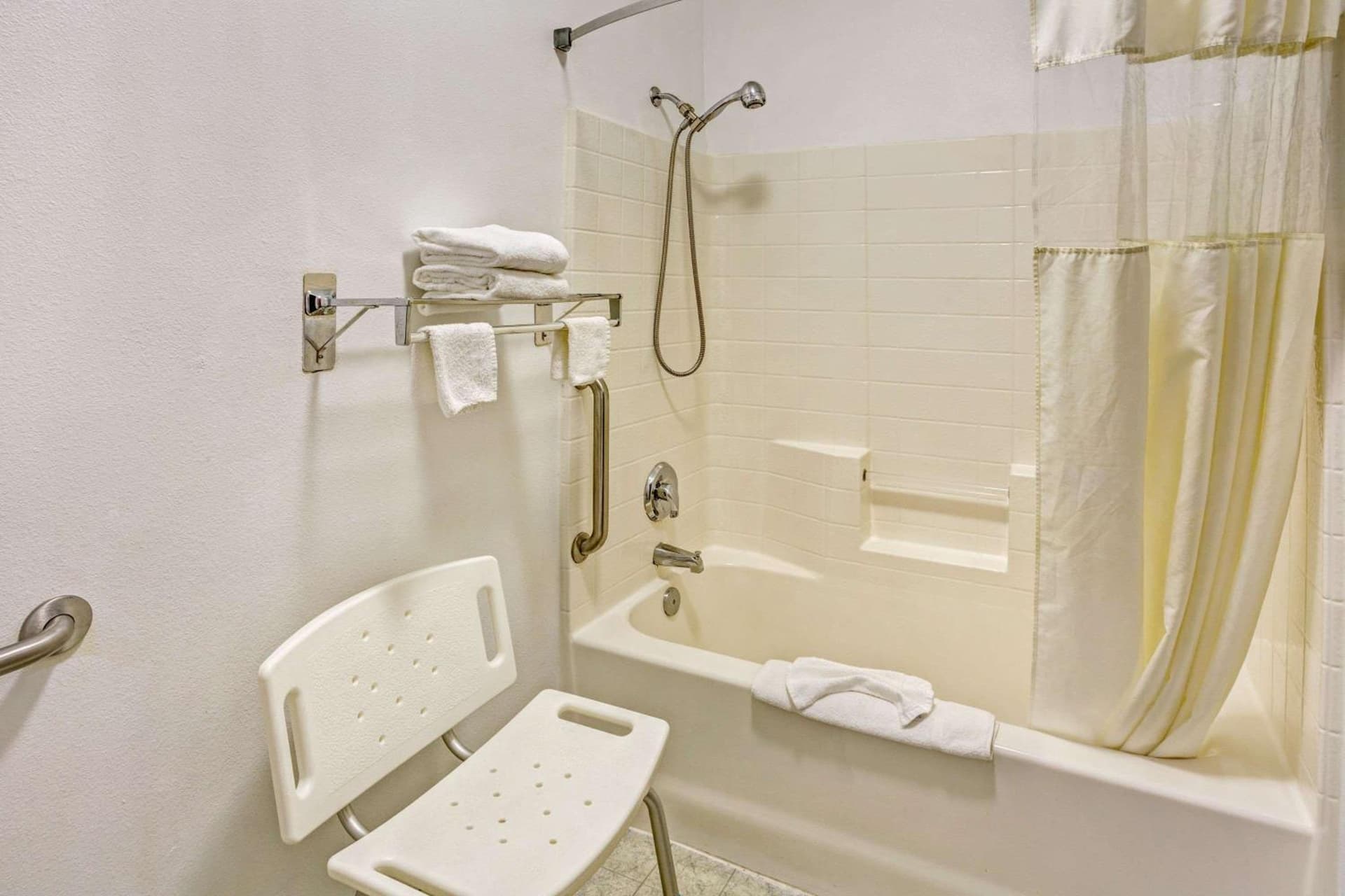 Days Inn & Suites by Wyndham Gresham gallery photo in Gresham, OR — image 26