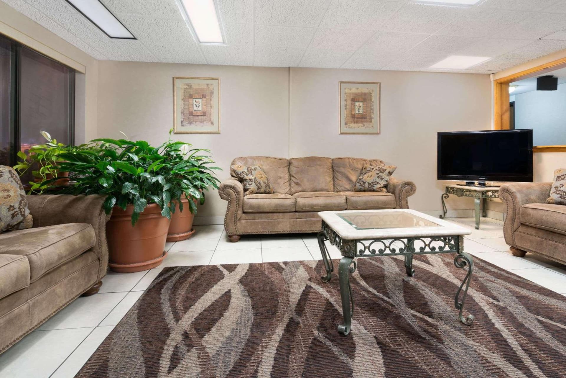 Days Inn by Wyndham St Cloud gallery photo in Saint Cloud, MN — image 10