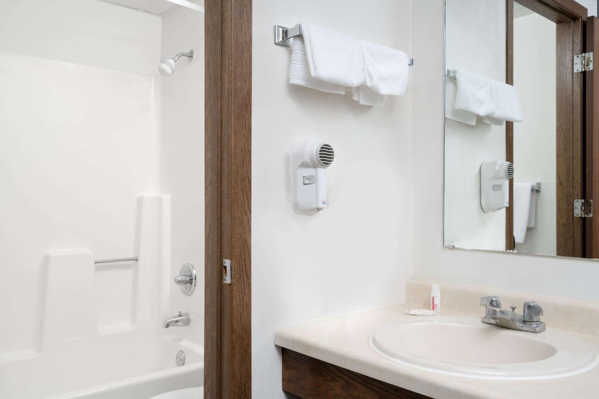 Days Inn by Wyndham St Cloud gallery photo in Saint Cloud, MN — image 11