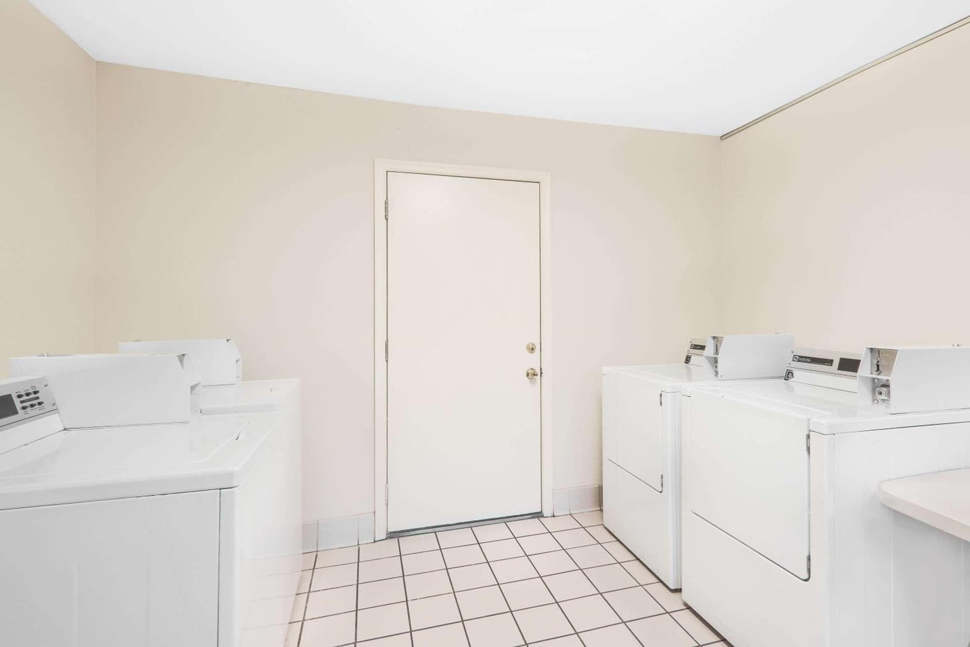 Days Inn by Wyndham Springfield/Phil.Intl Airport gallery photo in Springfield — image 4