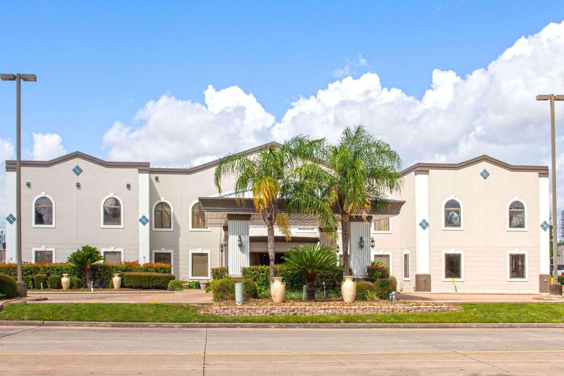 Days Inn & Suites by Wyndham Webster NASA-ClearLake-Houston property views in Webster, TX — gallery photo 3