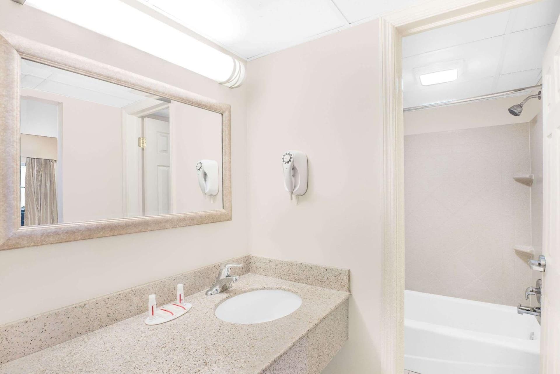 Days Inn by Wyndham Springfield/Phil.Intl Airport gallery photo in Springfield — image 24