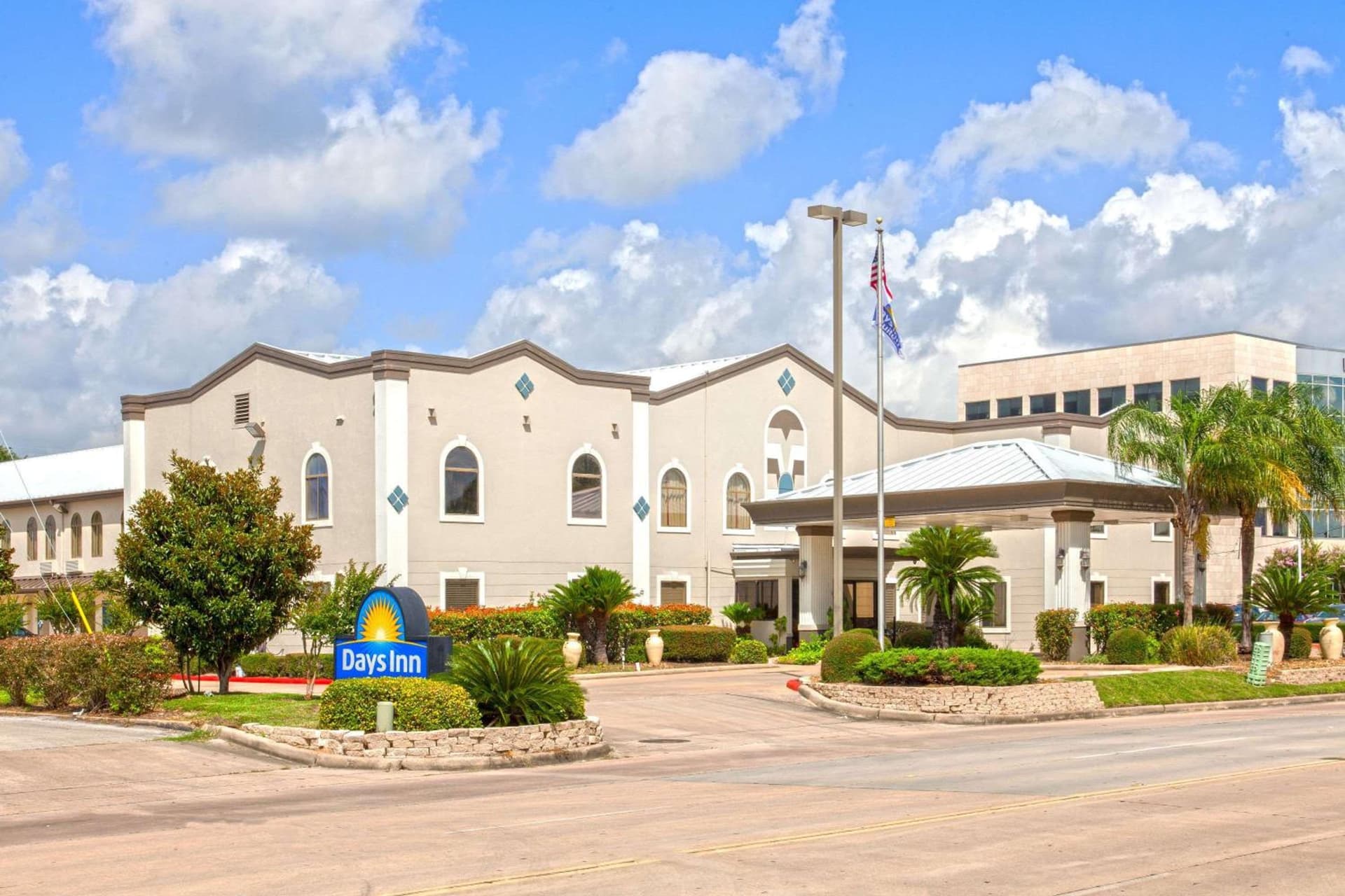 Days Inn & Suites by Wyndham Webster NASA-ClearLake-Houston — hotel in Webster, Texas