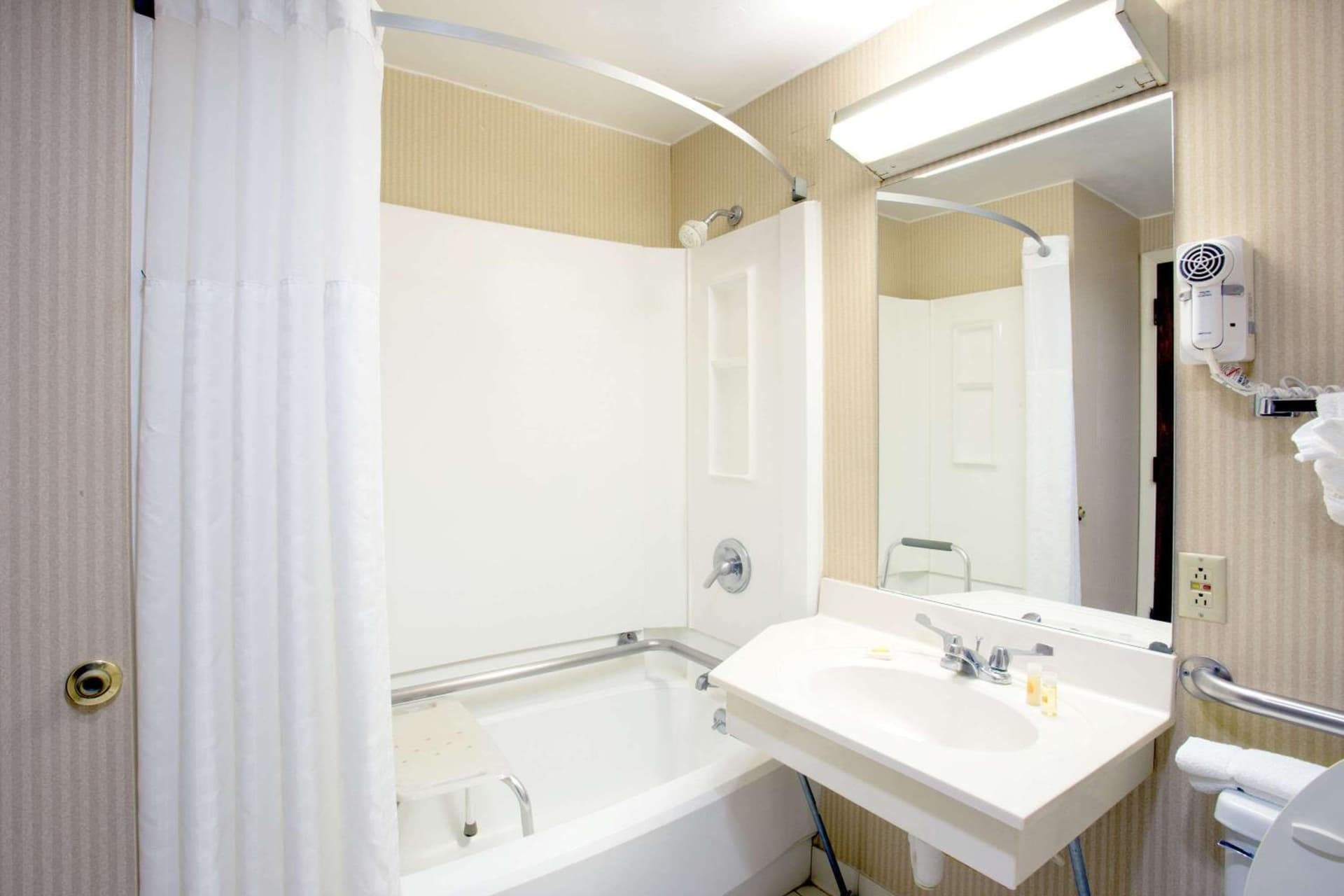 Days Inn & Suites by Wyndham Northwest Indianapolis interior in Indianapolis, IN — gallery photo 2