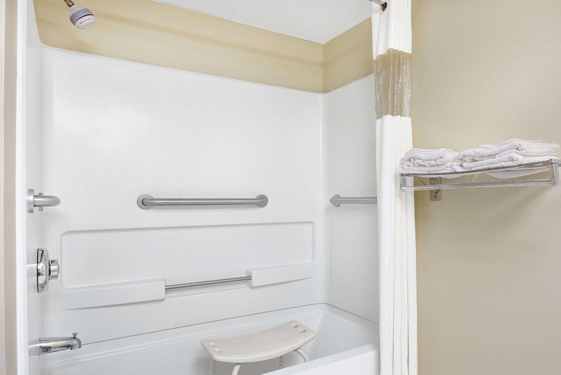 Days Inn by Wyndham Burlington East gallery photo in Haw River, NC — image 13