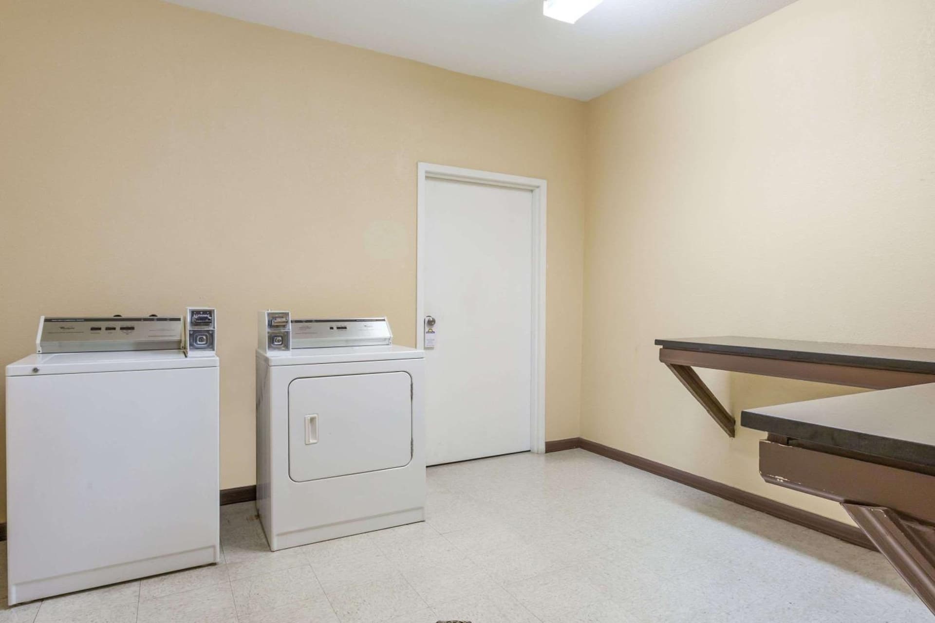 Days Inn by Wyndham near Kansas Speedway interior in Kansas City, KS — gallery photo 2