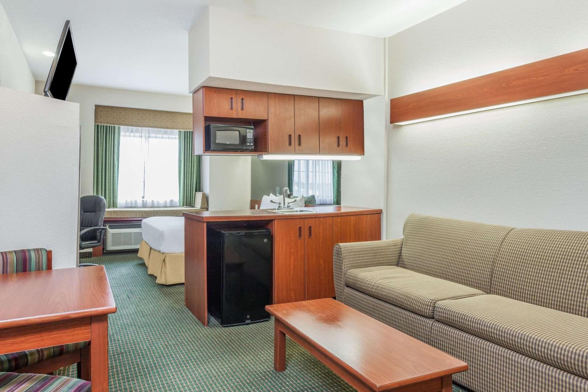 Days Inn by Wyndham near Kansas Speedway gallery photo in Kansas City, KS — image 7
