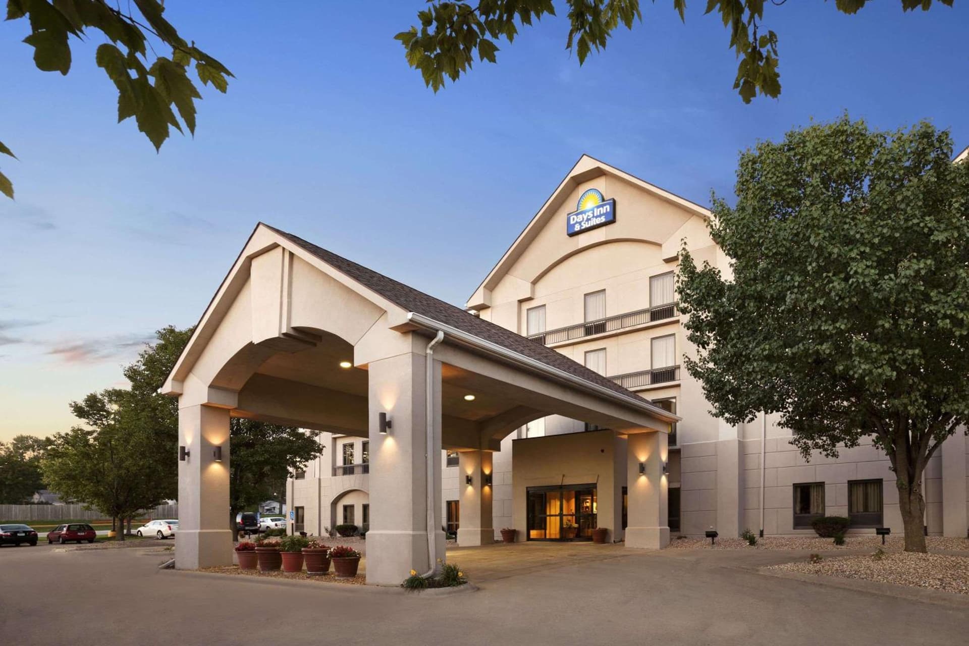 Days Inn & Suites by Wyndham Cedar Rapids — hotel in Cedar Rapids, Iowa