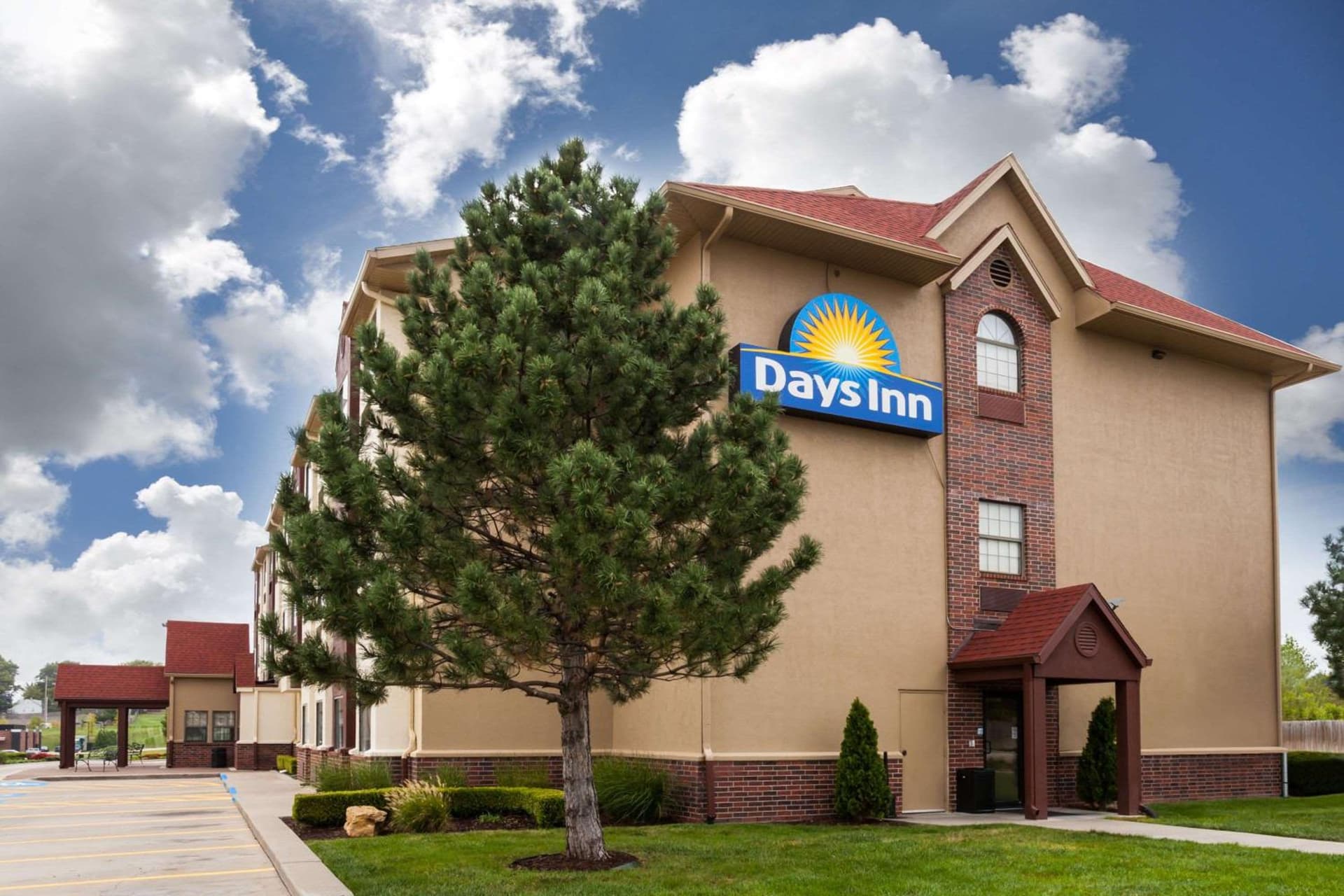 Days Inn by Wyndham near Kansas Speedway interior in Kansas City, KS — gallery photo 2