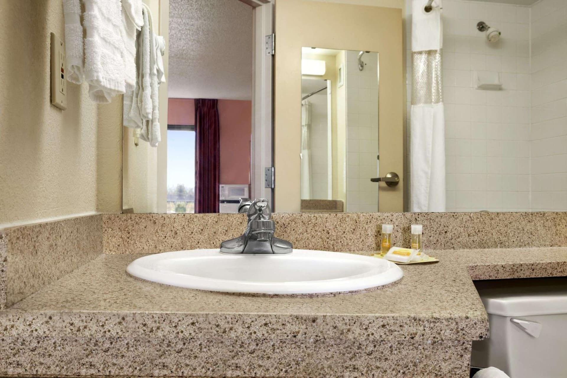 Days Inn & Suites by Wyndham Cedar Rapids gallery photo in Cedar Rapids, IA — image 29