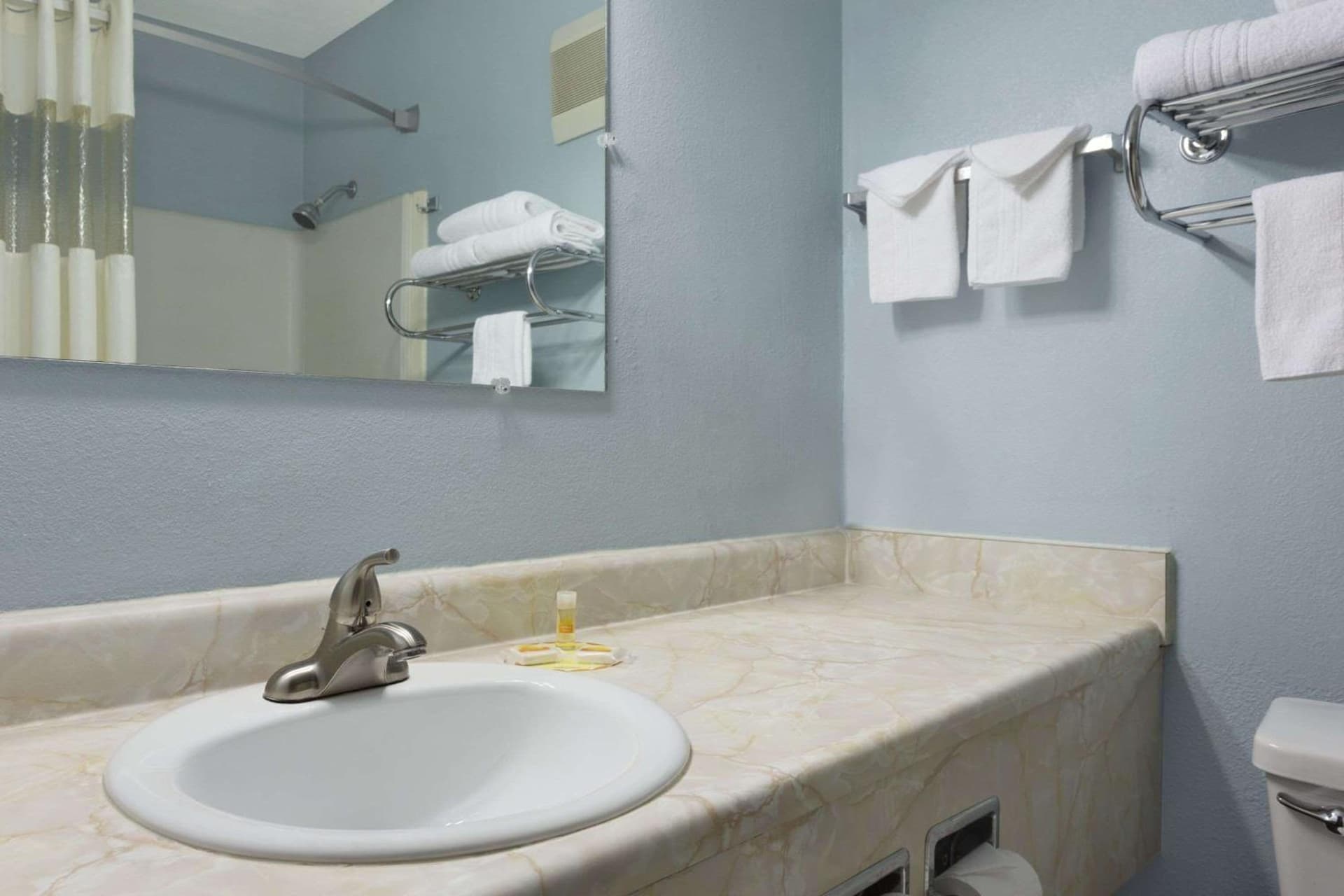 Days Inn by Wyndham Middletown interior in Middletown, OH — gallery photo 2