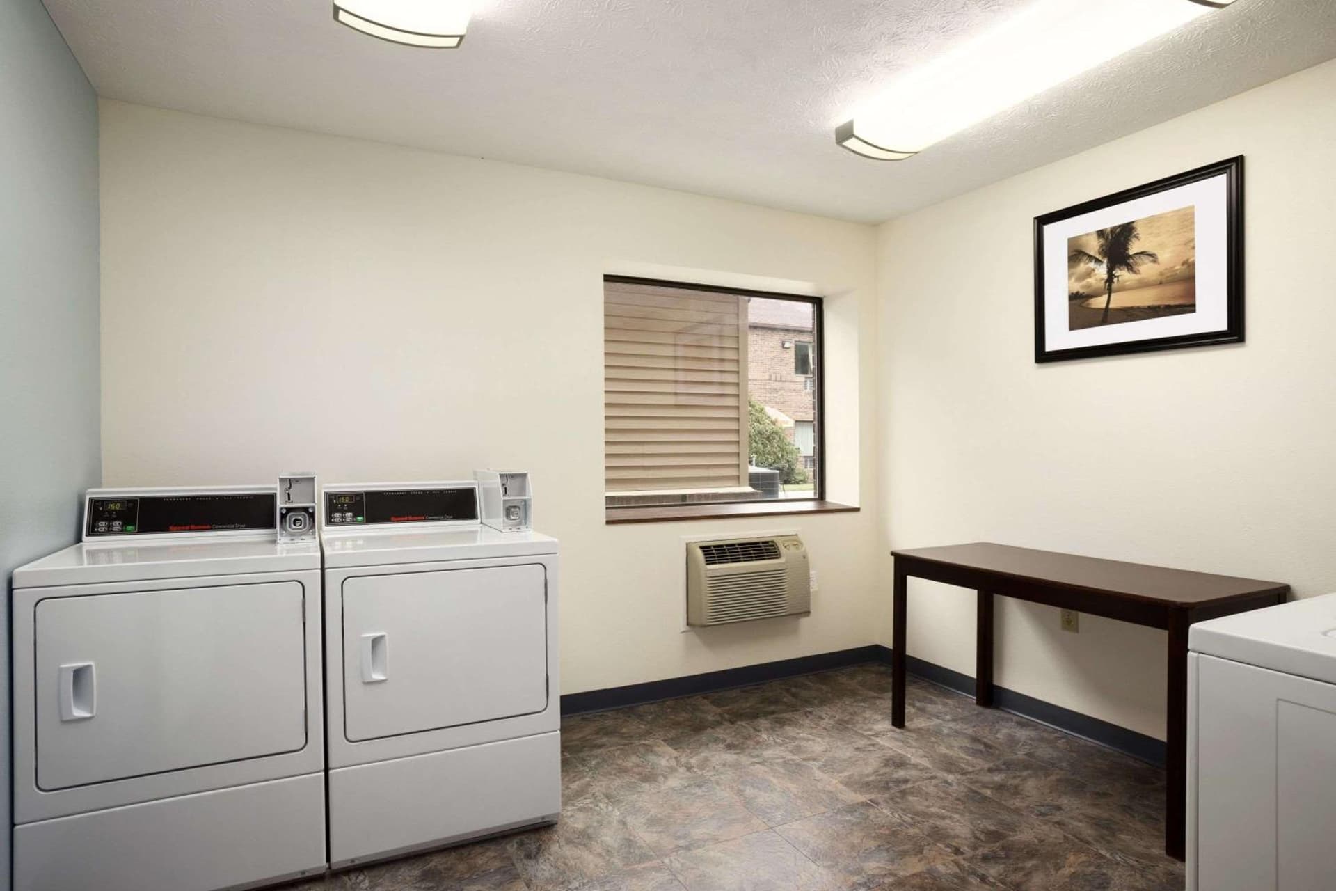Days Inn by Wyndham Middletown gallery photo in Middletown, OH — image 7