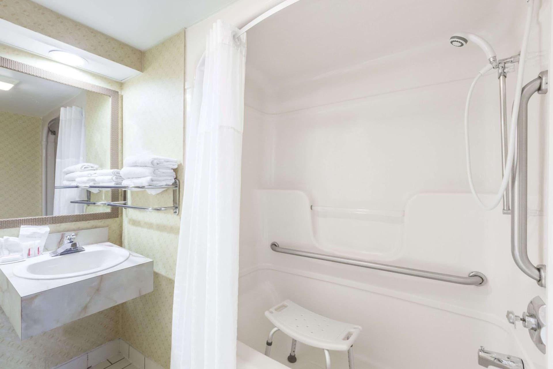 Days Inn by Wyndham Utica gallery photo in Utica, NY — image 14