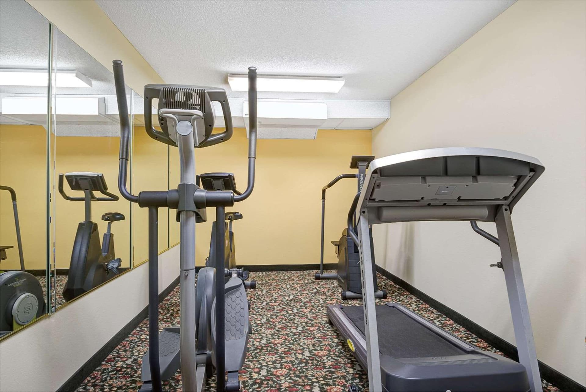 Days Inn by Wyndham Burlington East gallery photo in Haw River, NC — image 15