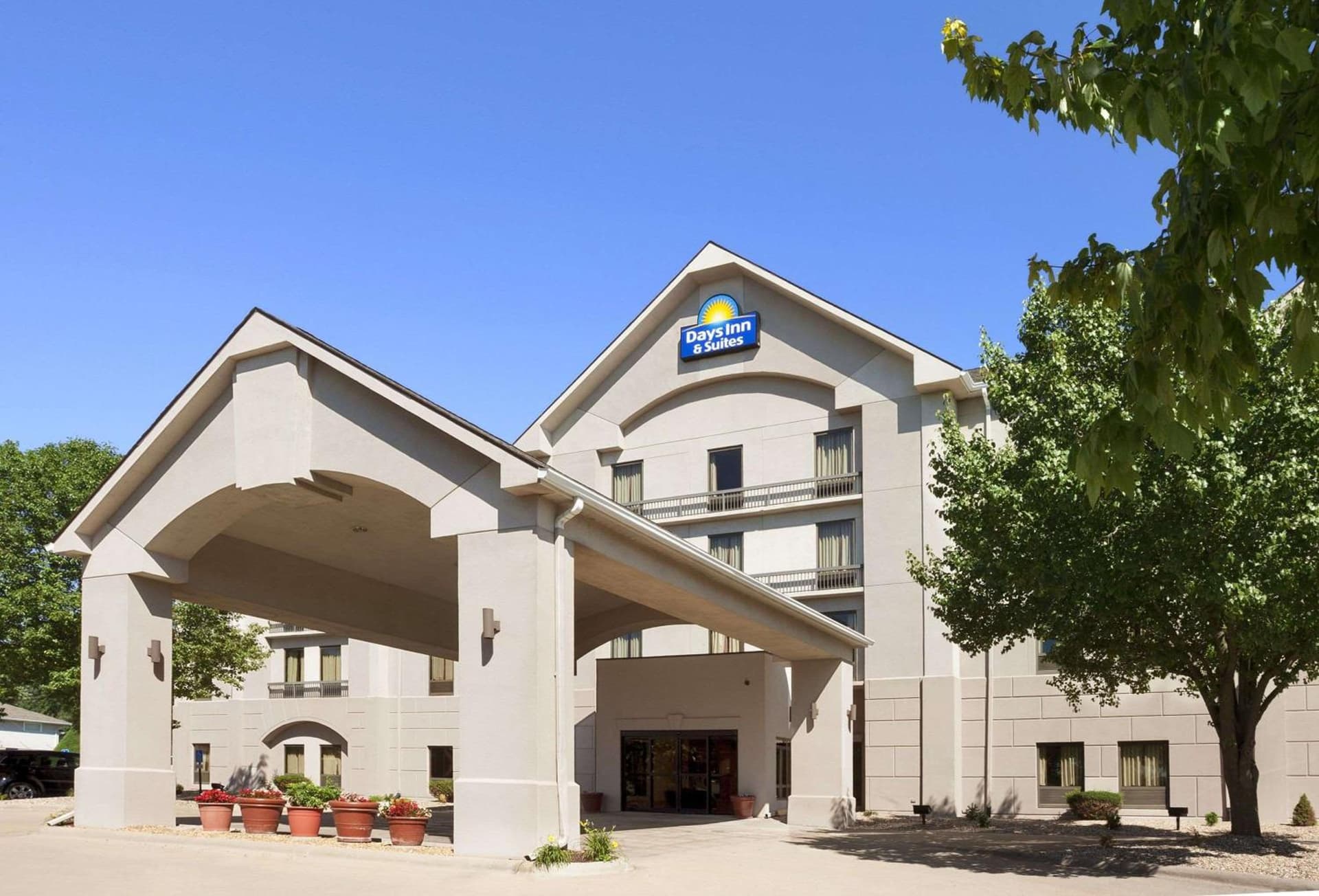 Days Inn & Suites by Wyndham Cedar Rapids interior in Cedar Rapids, IA — gallery photo 2
