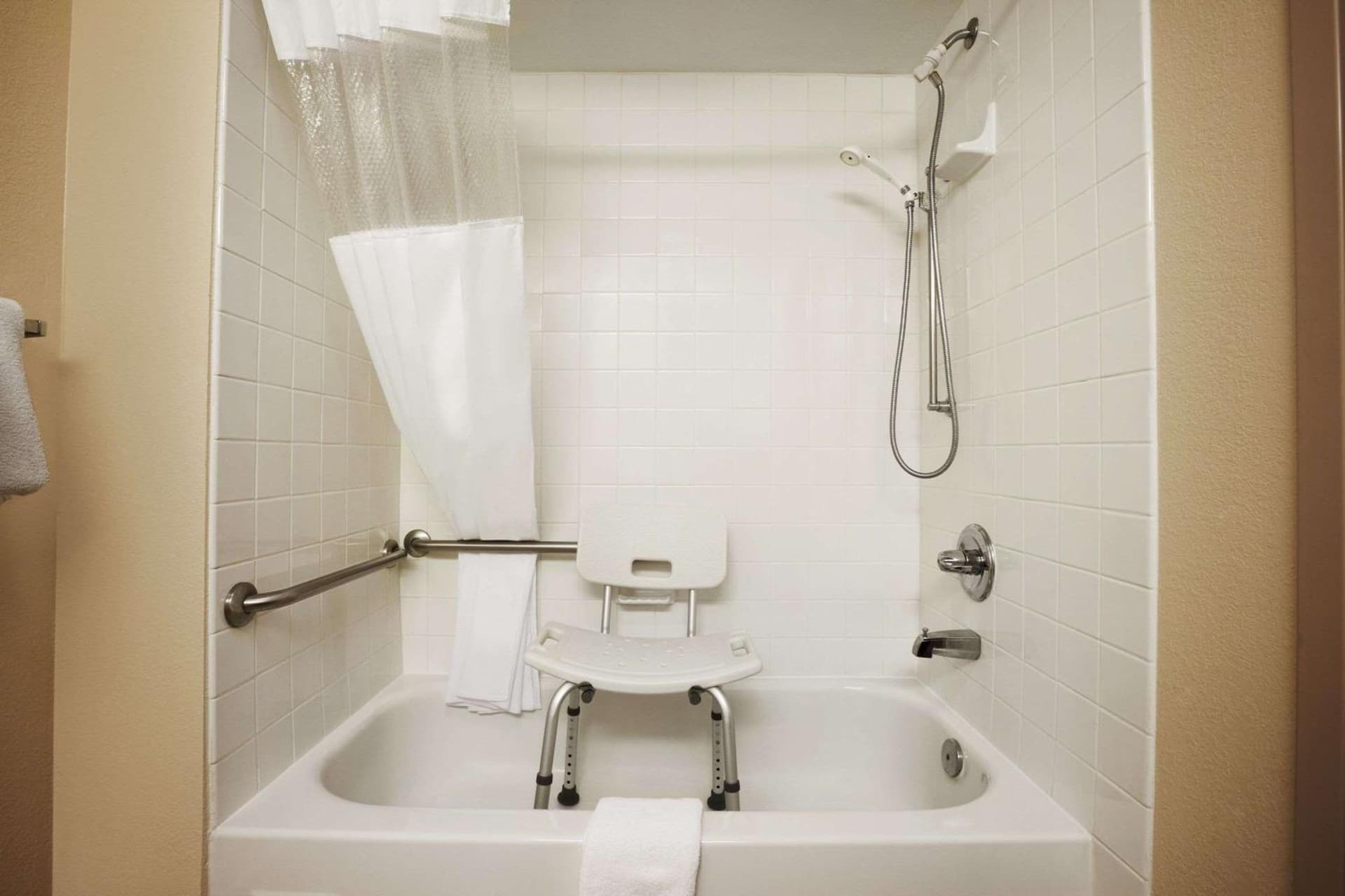 Days Inn & Suites by Wyndham Cedar Rapids gallery photo in Cedar Rapids, IA — image 5