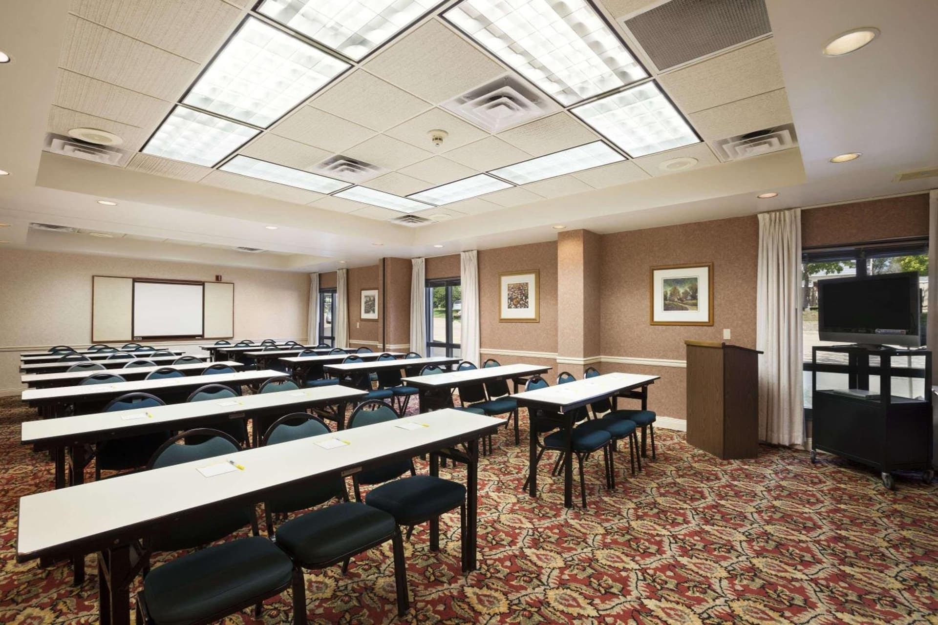 Days Inn & Suites by Wyndham Cedar Rapids gallery photo in Cedar Rapids, IA — image 4