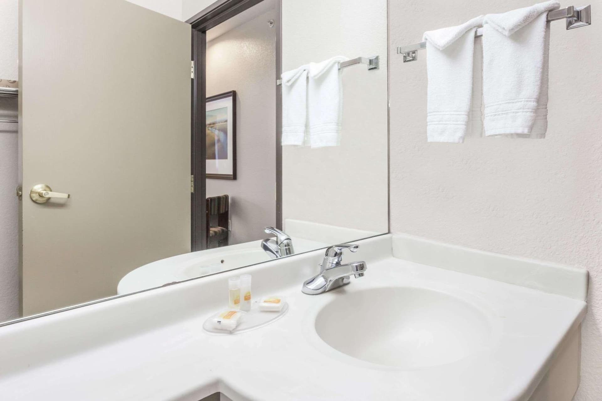 Days Inn by Wyndham near Kansas Speedway gallery photo in Kansas City, KS — image 12