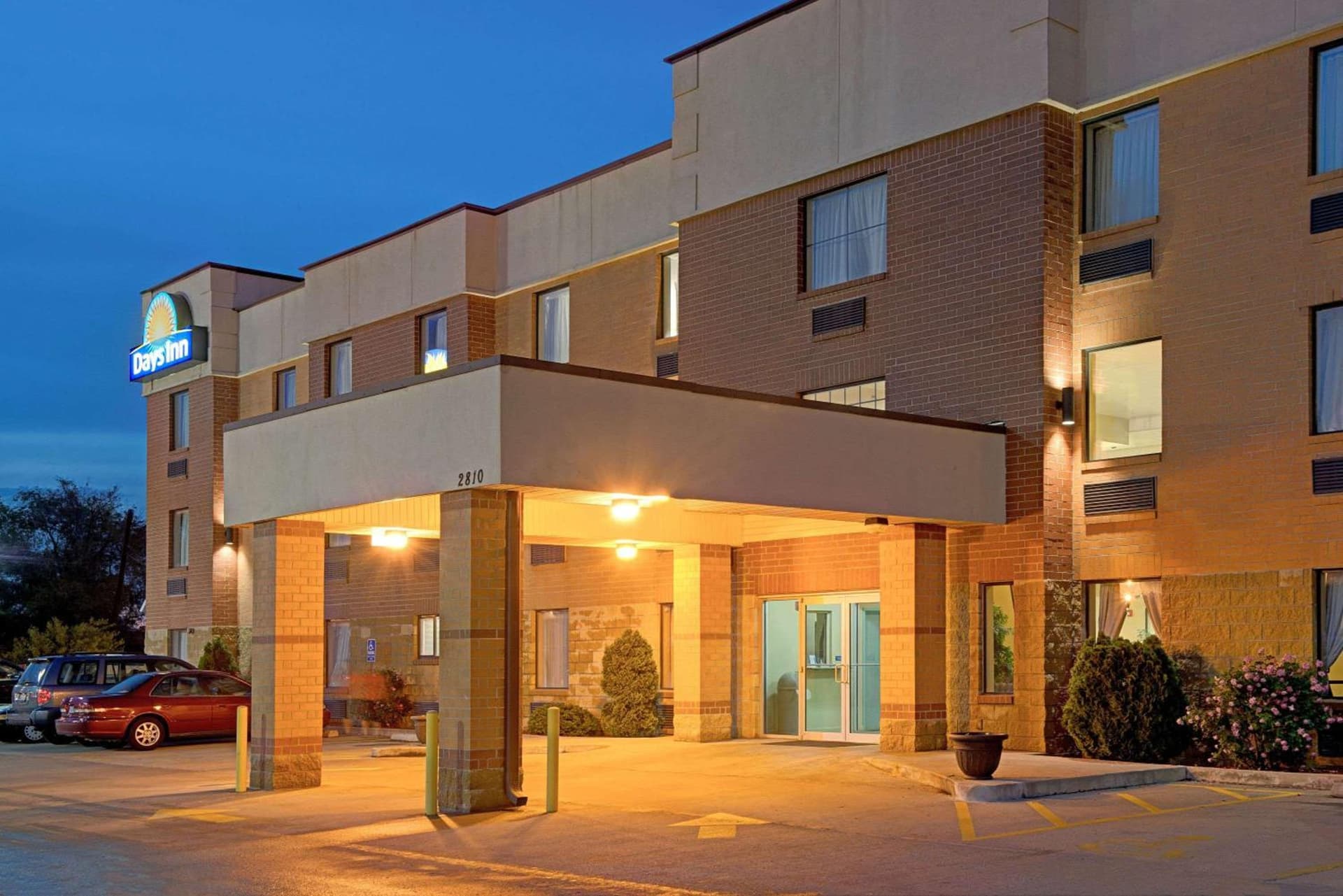 Days Inn by Wyndham Downtown St. Louis interior in Saint Louis, MO — gallery photo 2