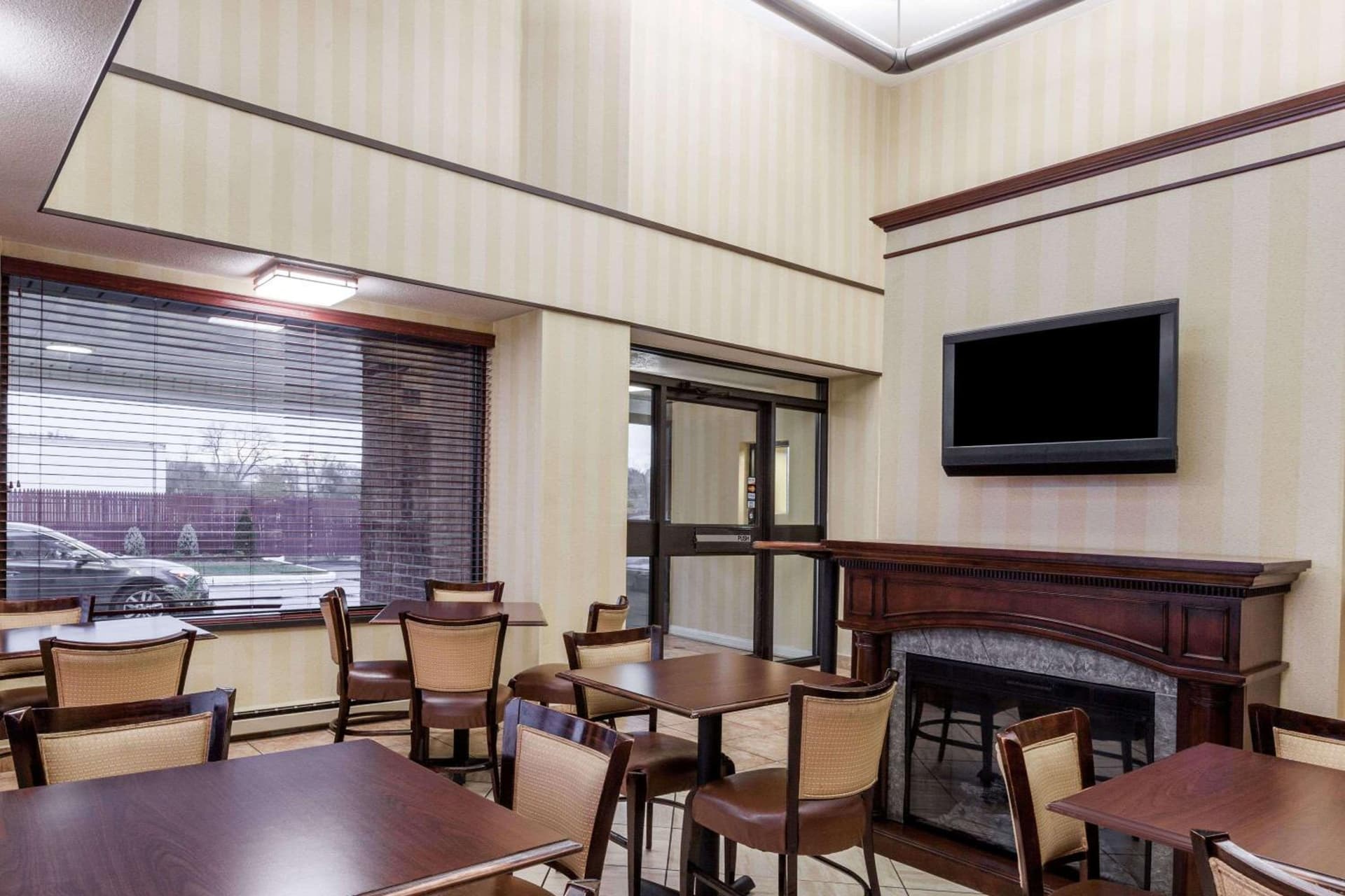 Days Inn by Wyndham Utica interior in Utica, NY — gallery photo 2